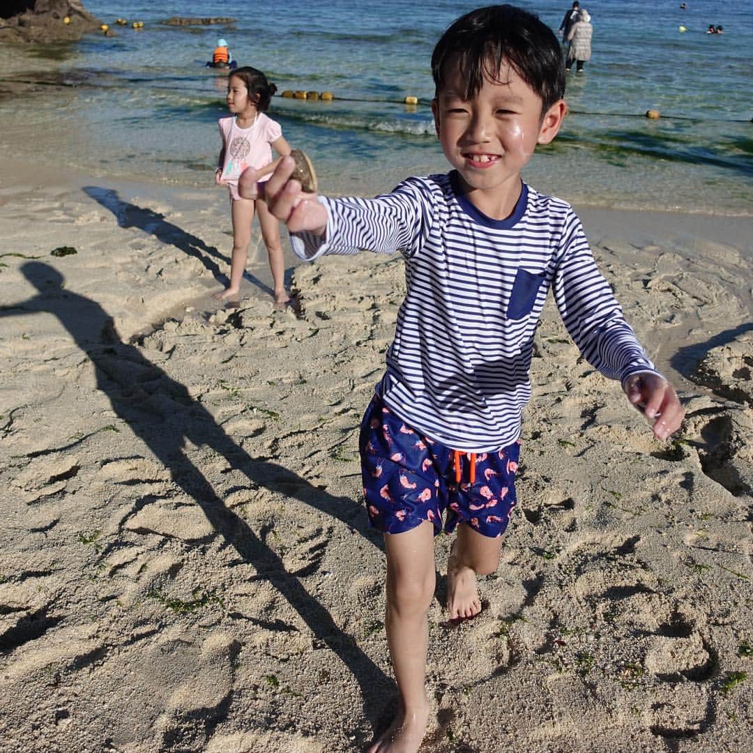 The Twins Chelsea & Jesperさんのインスタグラム写真 - (The Twins Chelsea & JesperInstagram)「小豬的沙灘假期就是一個不停歇的尋找 #JesperChu #holidaylook #beachoutfit #sunuva #cebu」4月17日 8時53分 - chelsea_jesper
