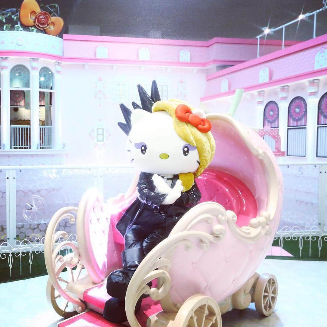 Yoshikittyさんのインスタグラム写真 - (YoshikittyInstagram)「「2019年 #サンリオキャラクター大賞 」に #YOSHIKITTY が今年も参戦！パソコン、スマホ、タブレットなどで1日1回投票しよう！ #SanrioCharacterRanking has started! Vote every day for #Yoshikitty through May 27!  @YoshikiOfficial @Yoshikitty_Official #YOSHIKI  JP➡️ https://ranking.sanrio.co.jp/characters/yoshikitty/ EN➡️ https://ranking.sanrio.co.jp/en/characters/yoshikitty/」4月17日 8時56分 - yoshikitty_official