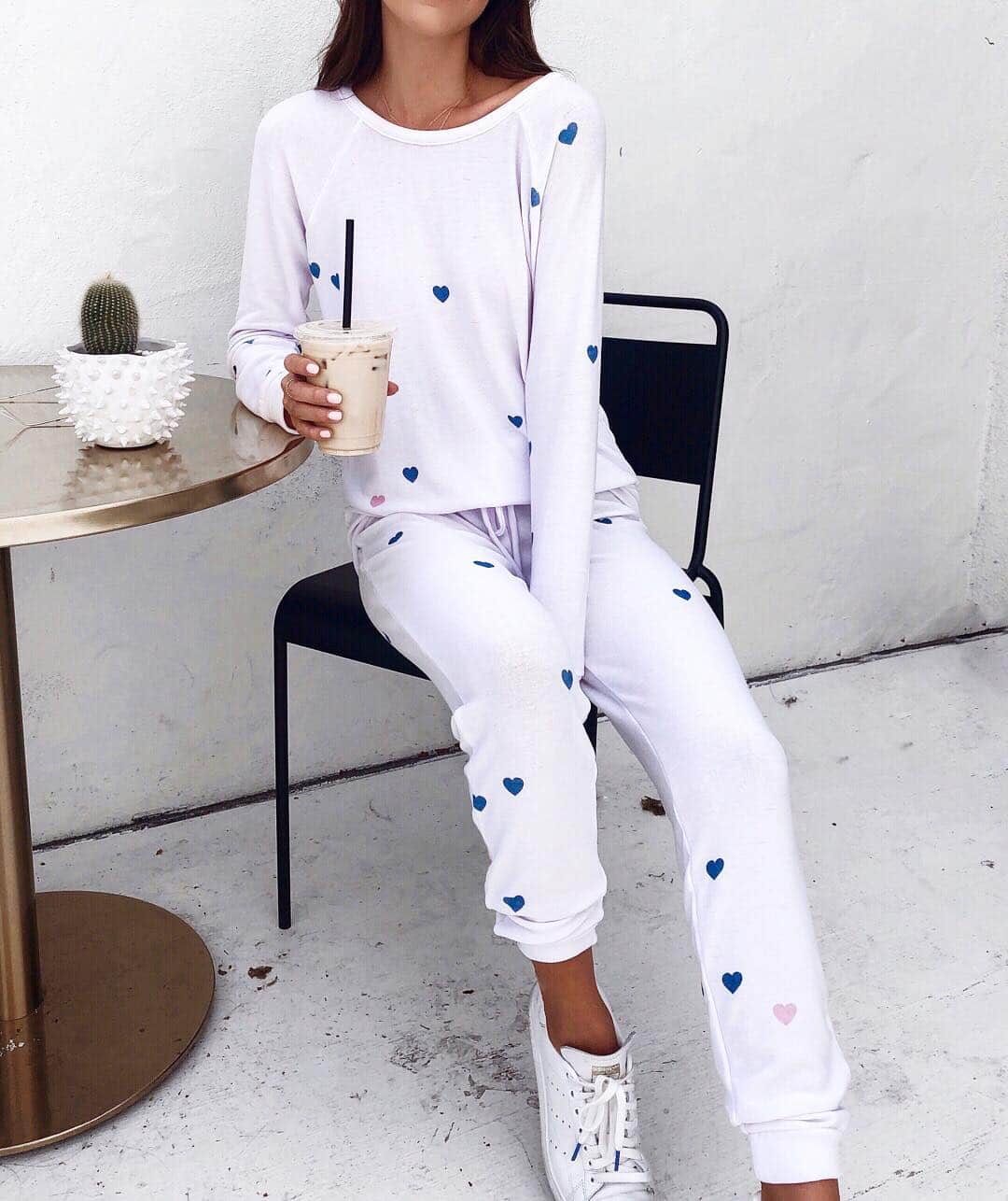 チェイサーのインスタグラム：「When you're feeling a Monday mood on a Tuesday, you wear the coziest outfit you have 💙 via @danielleebrownn #chaserbrand」