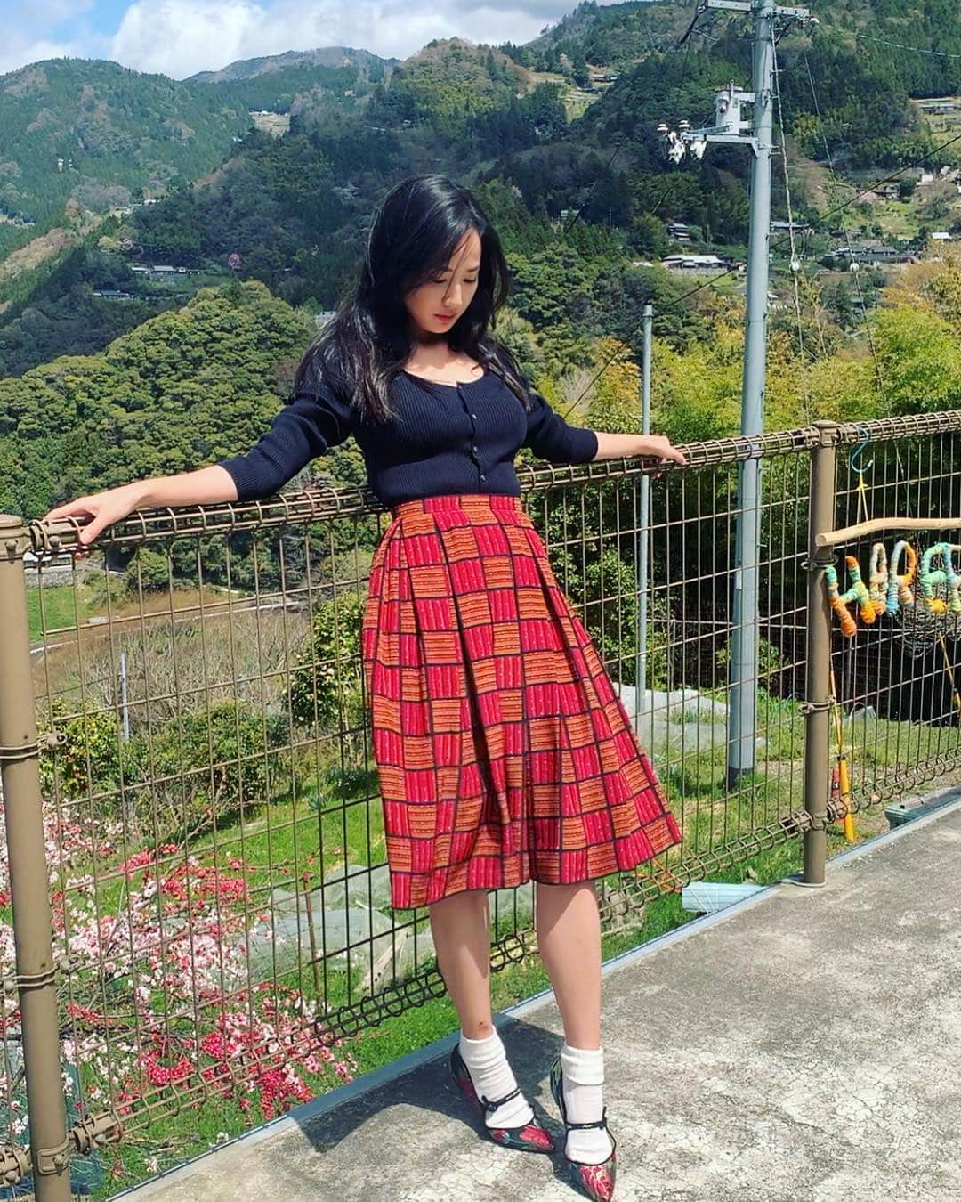 高嶋香帆さんのインスタグラム写真 - (高嶋香帆Instagram)「おはよう！ . 壮大な自然に包まれながら、レトロな雰囲気の洋服を着て☺️💕 . 日常から離れた場所に行くとなんでこんなに気持ちいいんだろうね🤔💕 . #followme #asiangirls #japan #japanesegirl #japantrip」4月17日 9時14分 - kaho_takashima