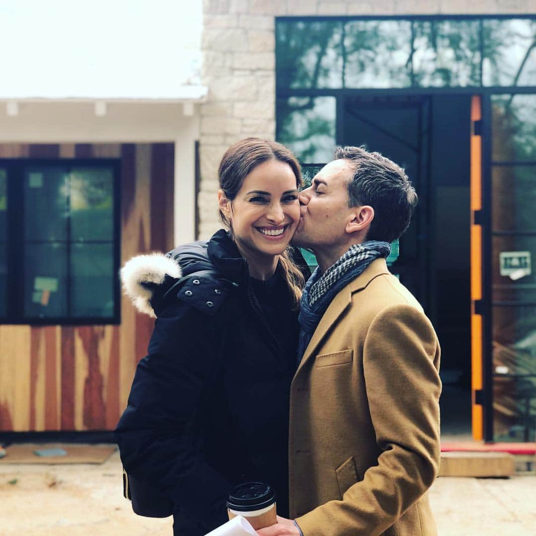 ジャッキー・セイデンさんのインスタグラム写真 - (ジャッキー・セイデンInstagram)「In honor of my parents’ 49th Wedding Anniversary I’m posting this loving pic of Jas and me from earlier today! (Because this is the kind of thing my mother enjoys.) Yes I’m wearing a parka in 60 degrees. And no, our siding hasn’t been painted yet. 📸: @shappyshaps」4月17日 9時08分 - thejackieseiden