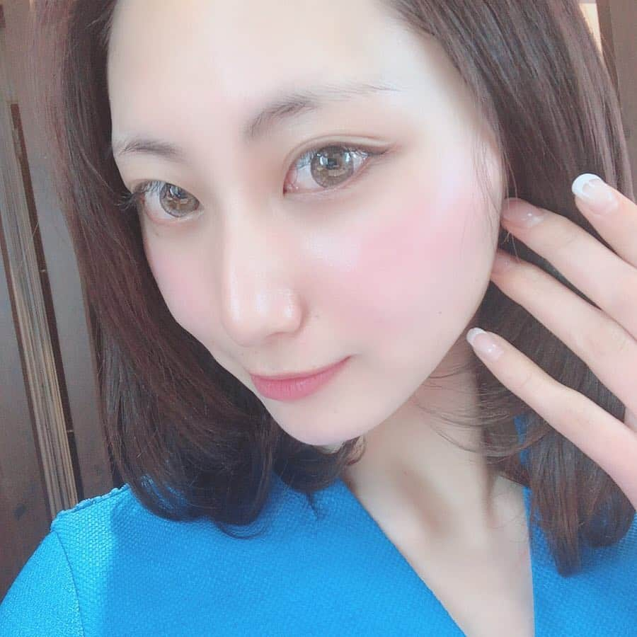 aya onoさんのインスタグラム写真 - (aya onoInstagram)「ミスジャパン岐阜ファイナリストの大野彩です。 . メインスポンサーである、株式会社SHE BEST様のエステサロン、vie nature様へ行ってまいりました！ . 今回はキュアドレナージュというフェイシャルエステのメニューをしていただきました！ . 担当してくださったのは、池村さん！ お肌の悩みや今の状況をしっかり聞いてくださり、丁寧にカウンセリングしていただきました💓 . まずはクレンジング メイク汚れを優しく落としてもらいます ⬇︎ サクション 2種類のガラス管で、毛穴汚れ角栓などを吸引 ⬇︎ フェイシャルマッサージ マッサージというと、ゴリゴリされて痛いのかな？と思いきや、とっても優しくマッサージしてもらえて、とっても気持ちよかったです💓 ⬇︎ パック 保湿力抜群のvie nature様のパックでお肌を整えます ⬇︎ デコルテマッサージ 最後はリンパ・血液を流して、デコルテ部分の筋肉もほぐしてもらいます . お肌がツルツル、ピカピカ✨になったので、帰りはノーファンデで！！ ちなみに2枚目の写真がすっぴんのものになります！！ . 小鼻の毛穴とざらつきに悩んでおりましたが、見事に毛穴もなくなり、ざらつき感もなくなりました！ 乾燥肌の私ですが、施術後はとってもしっとりしたお肌に💓 . 大人気フェイシャルメニュー 『キュアドレナージュ』 を、私のインスタ見たと予約すると、 通常価格8400円のところ 2160円で受けてもらえます💓 . 更に！ 超音波による小鼻の毛穴洗浄オプションもサービスしてもらえるそうです✨✨ . ご予約は (058)231-2534 vie nature へ、直接お電話してください✨💓 ５月末までの特別企画ですよ！！！ . . . #株式会社SHEBEST #GRAＮDDESIＮ #vienature #グランドデザイン #ヴィナチュール #シーベスト #エステ #フェイシャルエステ #フェイシャル #岐阜エステ #岐阜フェイシャル #2019 #ミスジャパン #Missjapan #岐阜大会 #2019ミスジャパン岐阜大会 #2019Missjapangifu #岐阜 #ミスコン #ミスコンテスト #ファイナリスト #ビューティキャンプ #美 #美容」4月17日 9時09分 - onoaya_official