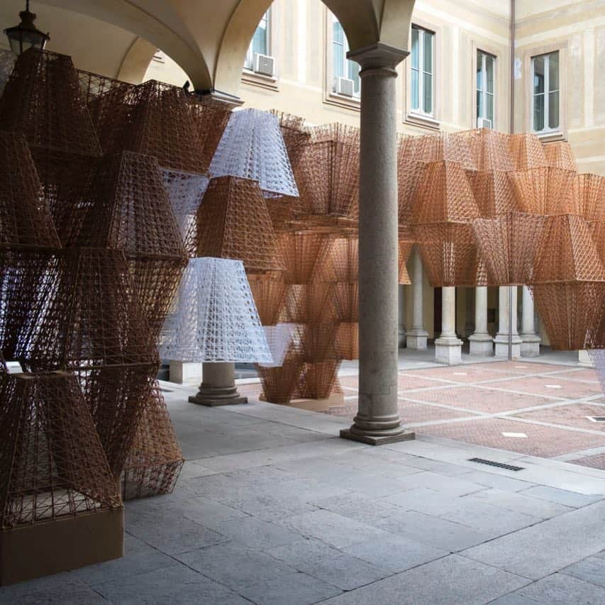 Design Milkさんのインスタグラム写真 - (Design MilkInstagram)「Situated inside the Palazzo Isimbardi during @milan.design.week, “Conifera” by @cosstores x @mamoumani was a 3D printed structure made from 700 interlocking modular bio-bricks that gradually changed from a wood + bioplastic composite that started inside the courtyard to a translucent + white bioplastic that extended into the surrounding garden. The project explores the possibilities of the future using 3D printing and sustainable/renewable materials. \\\ designmilk.com」4月17日 9時23分 - designmilk