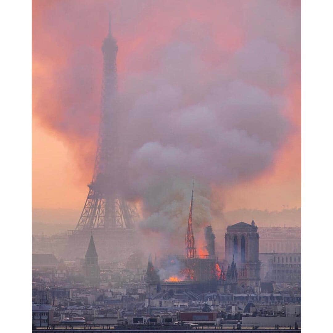 マキ・コニクソンさんのインスタグラム写真 - (マキ・コニクソンInstagram)「悲しい悲しい出来事がパリでありました。フランスの象徴ノートルダム大聖堂の火事。大聖堂の屋根がほぼ全焼し尖塔も崩れ落ちた。 マクロン大統領は「最悪の事態は免れた」と述べ、募金活動や、海外の人材に支援を求めるなどして、寺院の再建を進める考え。 ちゃんと自分が納得してどこに使われるか分かるなら微々たるお金だけど寄付したい。でもパリに行った時にしたいな。私は自分の目でしっかり見ない限りは、なかなか信用出来ない性格なの。みんなで世界遺産を一緒に建て直そう！ でも本当に本当に心が痛い。 頑張れフランス！🇫🇷 #大好きなフランスでおこった悲しい出来事。」4月17日 9時21分 - makikonikson