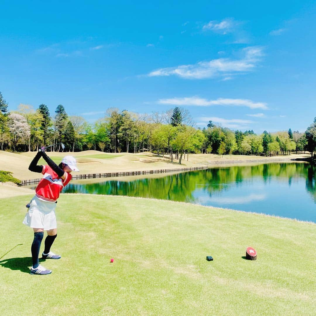 吉田玲奈さんのインスタグラム写真 - (吉田玲奈Instagram)「昨日のゴルフ⛳️最高のポカポカ☀️お天気でした😋最近レギュラーティで100越えやギリギリ90後半で凹みまくっていたのでレディースから🔴43/46  89😘 気持ちよく回りたいからやっぱりレディースティでいいんじゃない？！w😂とか弱気になる… #ゴルフ女子 #golf #ゴルフ大好き #beamsgolf #覆面ゴルファー#reinagolf」4月17日 9時21分 - reina.yoshida.ciel.1218