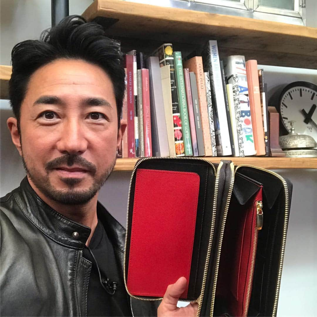 干場義雅さんのインスタグラム写真 - (干場義雅Instagram)「イタリアから到着。開運財布、予約受付開始‼️ 詳しくはコチラの動画を➡︎https://youtu.be/3E9A1s_6D5g 菅原さん、ありがとうございました。気絶しました（笑）  @sugawara.ltd  @makotosugawara  @yoshimasa_hoshiba  #干場義雅  @forzastylecom  #forzastyle #開運 #歩くパワースポット #shockeye  #開運動画 #待ち受け画面」4月17日 9時35分 - yoshimasa_hoshiba