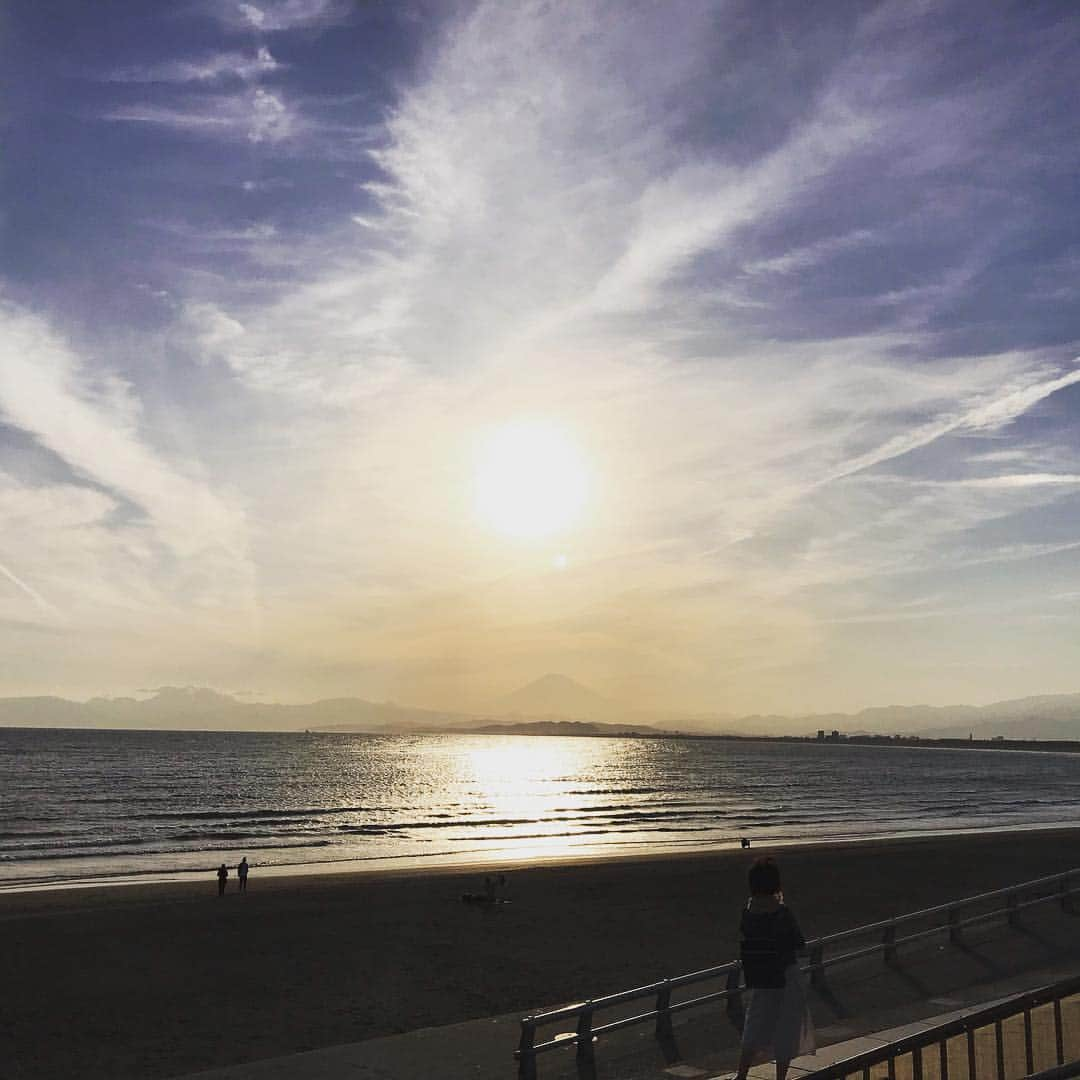 安田美沙子さんのインスタグラム写真 - (安田美沙子Instagram)「昨日見た夕陽。富士山がずっと見えていて、今までで1番綺麗な湘南が見れたのでした。 夕陽って不思議で、色んなものをリセットしてくれる気がします。 毎日の中で、ゆっくり夕陽を見れる時間なんて、実はあんまりない。 何より贅沢で、久しぶりに受け身の自分にならせて貰えた気がしました。 困ったら夕陽を見に行こう☺️✨ #instagood #beautiful #fuji #sunset #japanese #thanks」4月17日 9時32分 - yasuda_misako