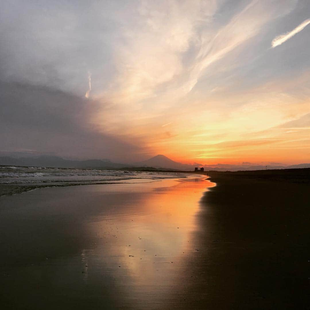 安田美沙子さんのインスタグラム写真 - (安田美沙子Instagram)「昨日見た夕陽。富士山がずっと見えていて、今までで1番綺麗な湘南が見れたのでした。 夕陽って不思議で、色んなものをリセットしてくれる気がします。 毎日の中で、ゆっくり夕陽を見れる時間なんて、実はあんまりない。 何より贅沢で、久しぶりに受け身の自分にならせて貰えた気がしました。 困ったら夕陽を見に行こう☺️✨ #instagood #beautiful #fuji #sunset #japanese #thanks」4月17日 9時32分 - yasuda_misako