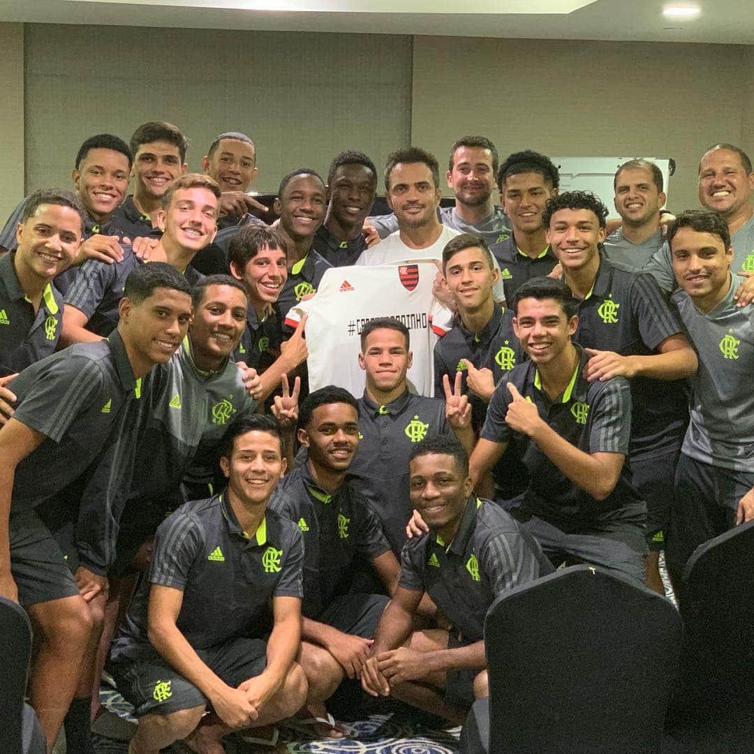 アレッサンドロ・ローザ・ヴィエイラのインスタグラム：「Recebi um direct do @_cbjunior sabendo que eu estava em #Dubai ,local que o @flamengo está disputando um torneio #Sub16 para que eu pudesse fazer uma surpresa pra eles,não pensei duas vezes pra encaixar uma visita pra esses meninos sonhadores! Que experiência maravilhosa poder palestrar pra vocês ,ver o carinho e respeito de todos comigo! Que conquistem tudo na vida de vocês,e não esqueçam da promessa! Quero o título hein! Na segunda foto um guerreiro sobrevivente @kayque_sc03 que com certeza serve de exemplo pra todos! Que noite fantástica! Um pedaço dos bastidores no Stories! #vamosflamengo」