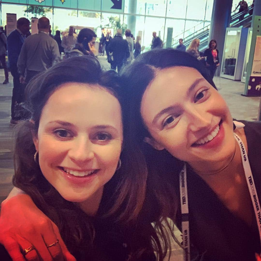 サーシャ・コーエンさんのインスタグラム写真 - (サーシャ・コーエンInstagram)「Ted life: Finding a spare moment to sample #beyondmeat burgers when I get a surprise hug from the lovely @isabelleboemeke. #priceless #friends at #TED @ted」4月17日 9時28分 - sashacohennyc