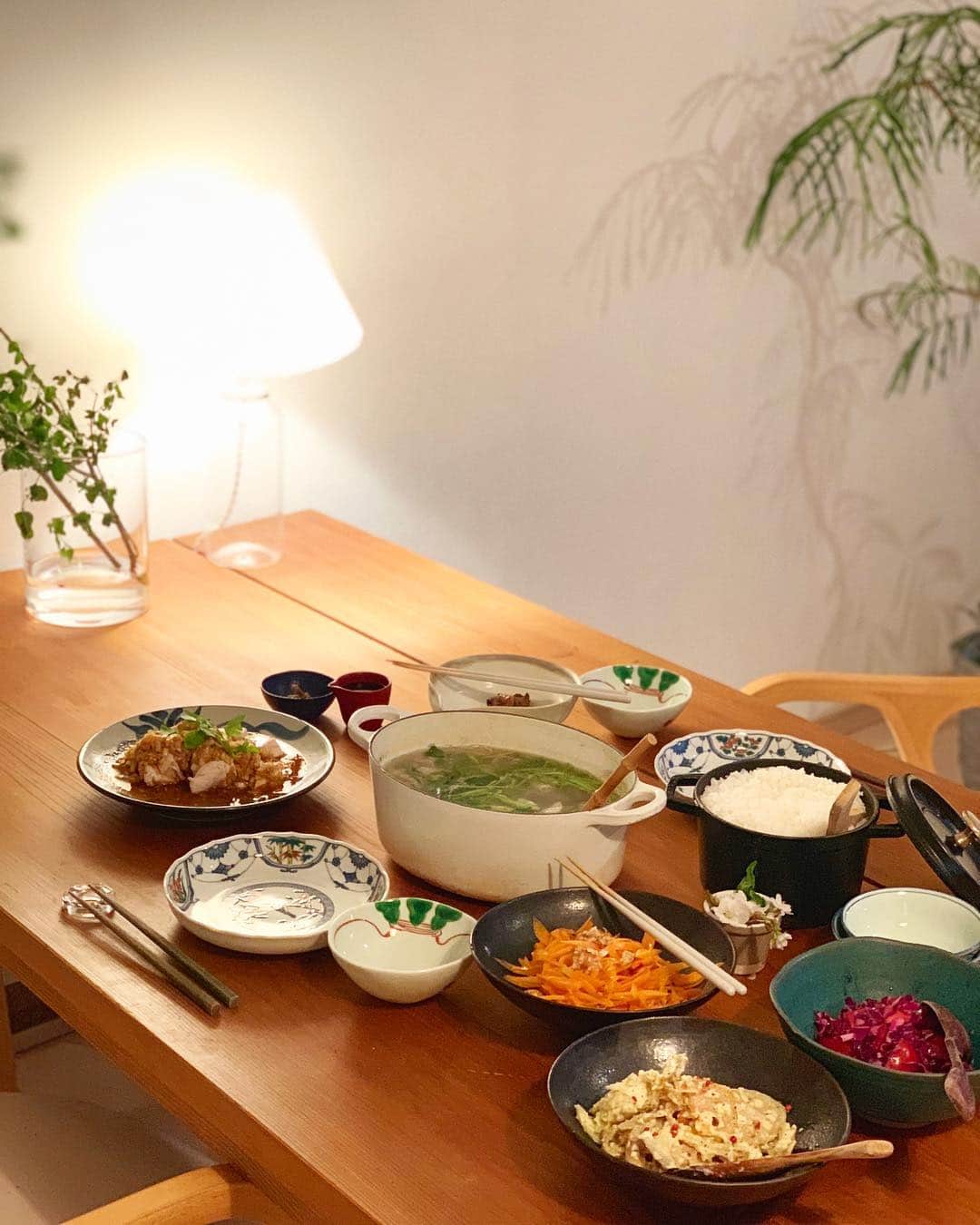 のインスタグラム：「せりの根っこまで使った、鶏鍋がめちゃくちゃ美味しい。NEXTWEEKENDでお弁当手帖の連載を書いてくれてる @yukiito326 の北海道のご自宅でいただいて以来、真似してる🤤﻿ ﻿ 我が家の場合、常備菜はいくら作っても食べるスピードに追いつかれて常備できない。﻿ (ちなみに鍋からあふれんばかりのご飯は3合分…)﻿ ﻿ この前 @nextweekend_jp で紹介した、れんこんクリームチーズも簡単でオススメです😋﻿ 良い水曜日を🥕﻿ ﻿  #真似ぶの日」