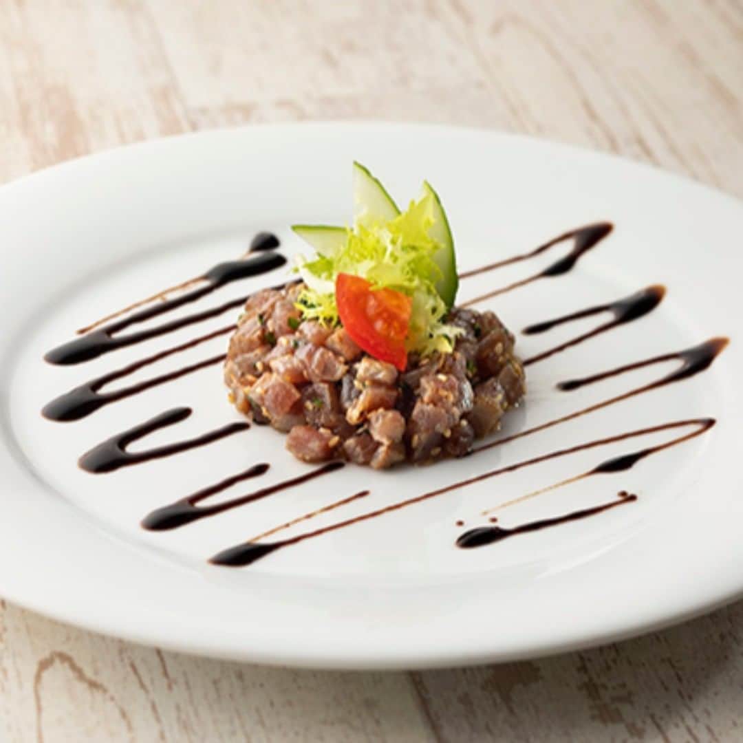 Courtyard by Marriott Tokyoのインスタグラム：「《5th Anniversary Dinner Menus at LAVAROCK》Broiled Tuna Poke LAVA-ROCK Style.😊😋 The Poke, the recipe for which was passed directly to us by Chef Jayson Kanekoa of the Hawaii Waikoloa Beach Marriott Resort & Spa. 🏩Jayson came to Japan in the summer of 2017, and this is his signature dish that has won many contests in Hawaii. Using the special Poke recipe, our chef broiled the Poke to bring out the pleasant aroma. ＜ラヴァロック5周年記念メニュー＞炙りマグロの“ポキ”😀 LAVAROCKスタイル 2017年夏に来日した🏝ハワイ島ワイコロア・ビーチ・マリオット・リゾート＆スパ🏩のシェフジェイソン・カネコア氏直伝のポキは、ハワイ州のコンテストで何度もタイトルを獲得したシグニチャー料理。当ホテルのシェフがそのポキレシピを使ったオリジナルの炙って香ばしさを引き出しました。 #ディナー #dinner #レストラン #restaurant #人気メニュー #ホテル #銀座 #ginza #cytokyo #cytokyo5passion Read Less」