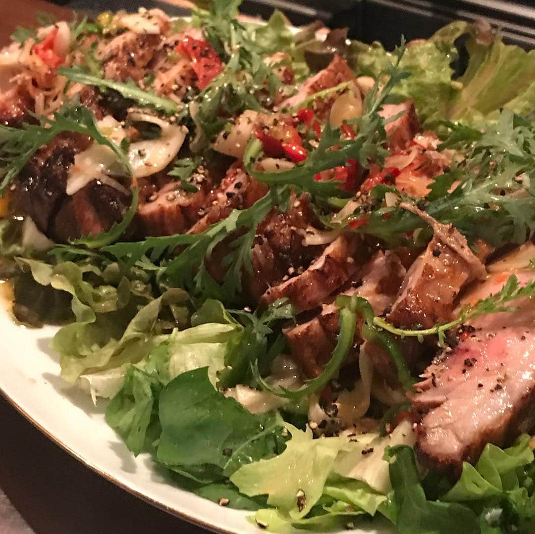 のインスタグラム：「この素敵な豚肉を、熱々に熱した岩塩プレートで焼く。 うーむ、素晴らしき。  #岩塩プレート #岩塩プレート焼き #パキスタン #岩塩 #豚肉 #便利 #塩 #ソルトコーディネーター #青山志穂」