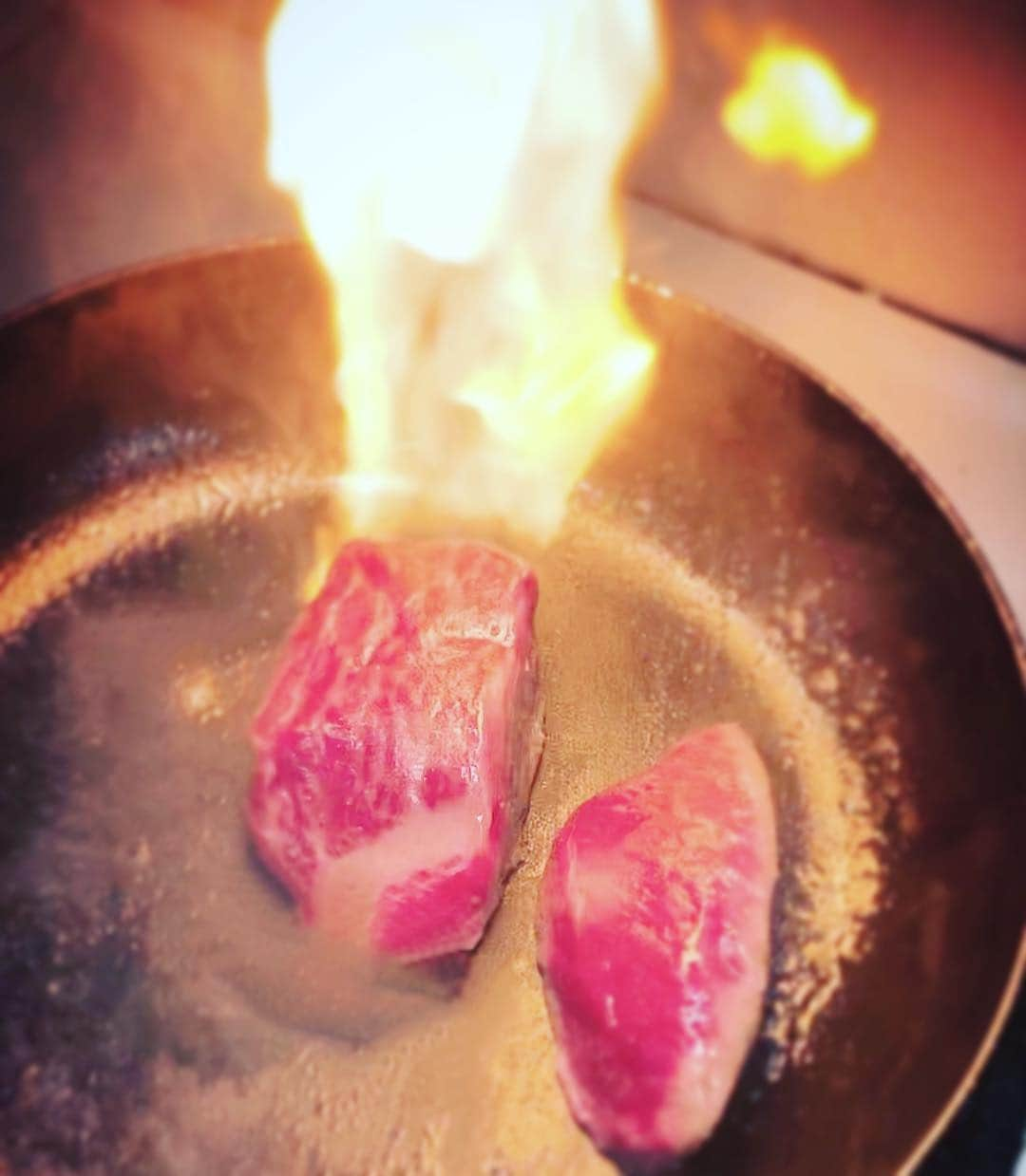 チキン南蛮カレーのルウ王子さんのインスタグラム写真 - (チキン南蛮カレーのルウ王子Instagram)「おはカレー！#にんにく鉄子 を使ったガーリックステーキカレーを試作してみルウ〜！#スプラウトにんにく &みやざきハーブ牛ステーキの相性抜群で上手すぎルウ〜！これまたコラボメニュー候補に！早く完成させルウぞー！では本日もカレー倶楽部ルウを華麗によルウしく！ご来店お待ちしてルウ！ ★ #ステーキ #ステーキカレー #カレー倶楽部ルウ #相互フォロー#フォロバ#ふるさと納税 #宮崎 #都城 #福岡 #梅田 #渡辺通り#大阪 #難波 #鹿児島 #ミヤハラ農園 #神戸 #にんにく #京都 #大阪駅前第3ビル #スパイスカレー #六甲道 #二年坂 #守口 #メルカリチャンネル #大阪ランチ #いいねした人で気になった人フォロー #みやざきハーブ牛」4月17日 9時51分 - currynoprince