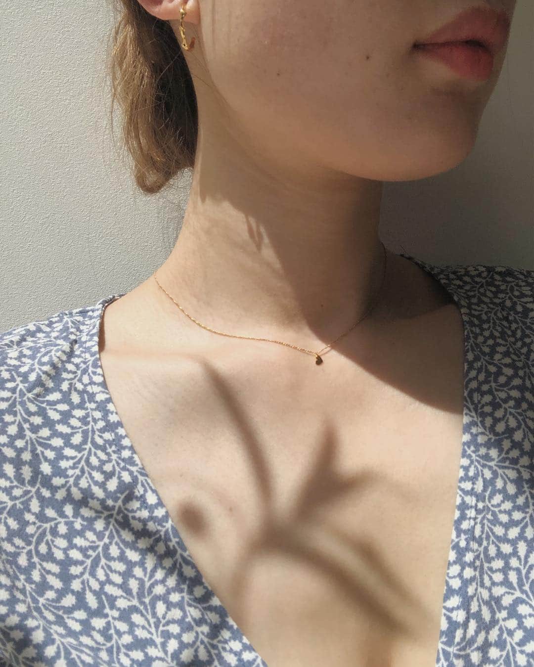 目見田早弥子のインスタグラム：「| ♡ お気に入りのネックレス。 大人になってつけるハートモチーフ。 華奢でさりげなくて、お気に入りです🌿 @mangata.m  前つけてたPLUIEのチョーカーは 娘に二度千切られて修理出してもまた千切られるかな.. って心が折れたのでしばらくおやすみ😂」