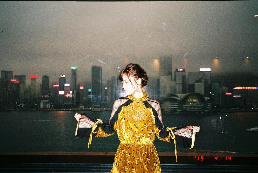 秋山ゆずきのインスタグラム：「. . 香港でマネージャーさんが フィルムカメラで 沢山オフショット撮ってくれた📸 . すてき〜な〜写真〜♥️ . . #香港 #香港旅行  #香港フィルムアワード #香港filmAward #金像賞 #オフショット #フィルムカメラ #ポートレート #カメラ好きと繋がりたい」