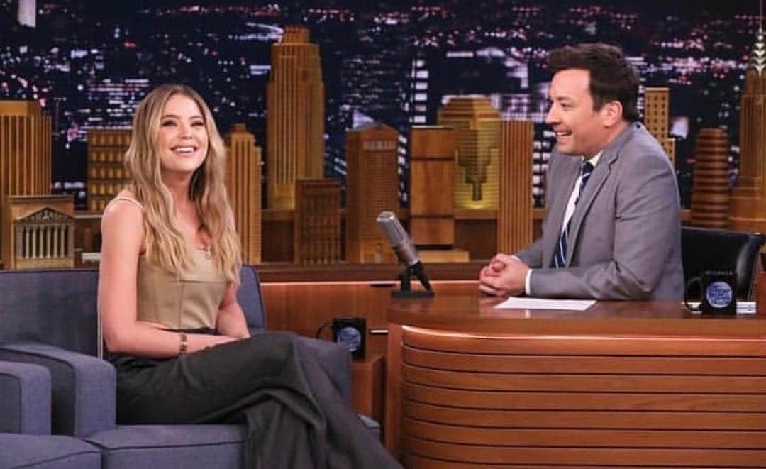 アシュレイ・ベンソンのインスタグラム：「So happy to be back on @fallontonight @jimmyfallon @hersmellmovie」