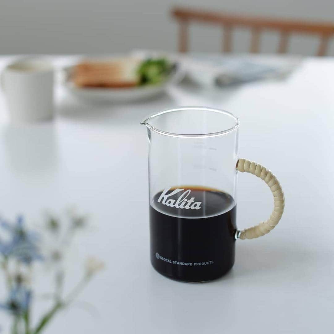 北欧、暮らしの道具店さんのインスタグラム写真 - (北欧、暮らしの道具店Instagram)「当店でも人気のコーヒーアイテム、「ラタンシリーズのコーヒーサーバー」がリニューアルして登場です♪ . 「容量400ml」「容量500ml」の２サイズをご用意しました！ . コーヒー機器メーカーKalitaのガラスコーヒーサーバーを使用しているので、「Kalita」のロゴがアクセントになっています。 . 手に取るだけで和んでしまう、あたたかみのあるデザイン。母の日のプレゼントにもおすすめです♪ - - - - - - - - - - - - GSP/コーヒーサーバー/400・500ml ▶お買いものは写真内のタグをタップ！　またはプロフィールのリンクからどうぞ→@hokuoh_kurashi ・ #kitchen#kitchendesign#kitchenware#tableware#GSP#ラタン#コーヒー#コーヒーサーバー#食卓#暮らしのこと#テーブルウェア#キッチン#キッチン雑貨#食器#シンプル#シンプルライフ#シンプルデザイン#暮らしを楽しむ#日々の暮らし#北欧#暮らし#北欧暮らしの道具店」4月17日 10時03分 - hokuoh_kurashi