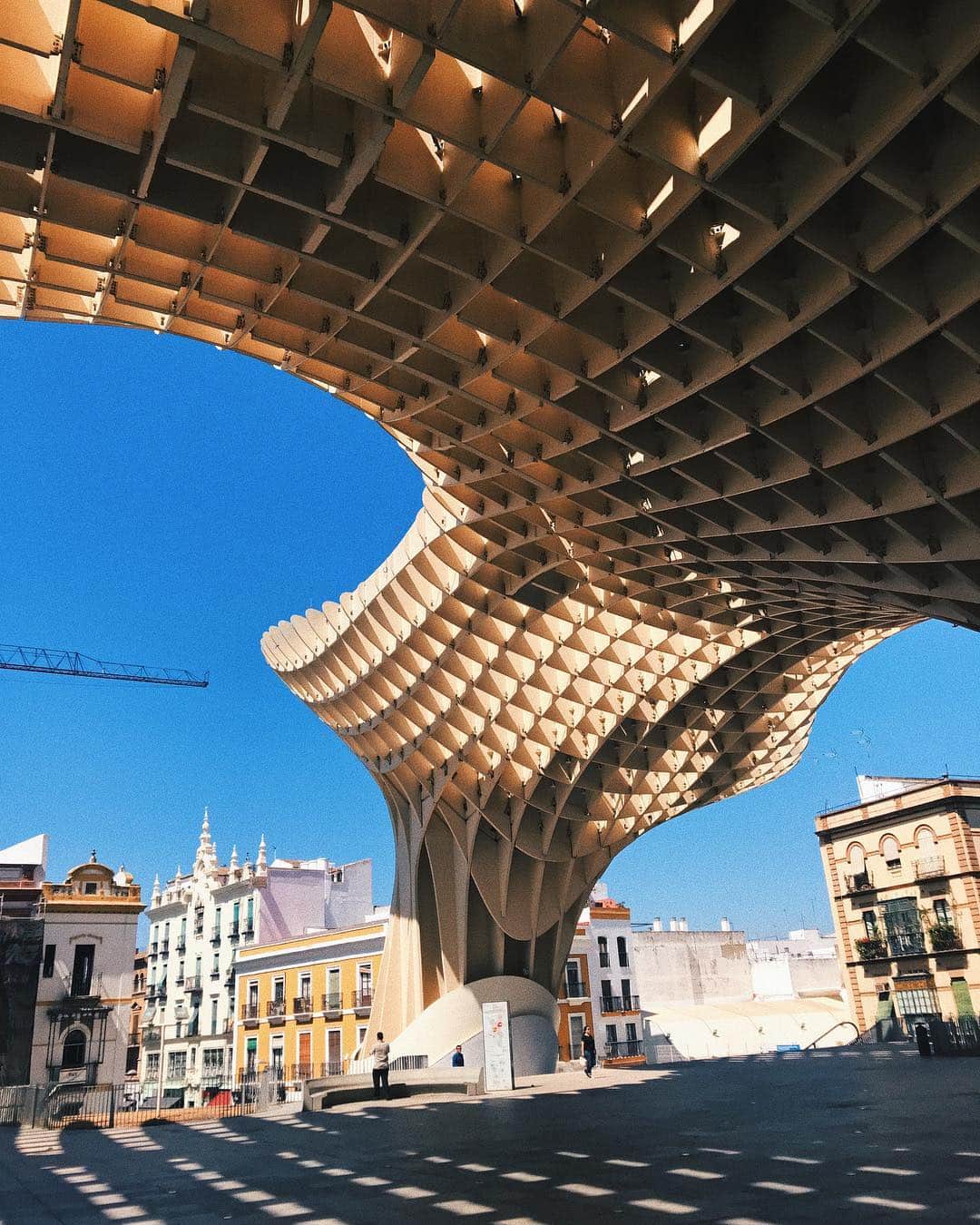 葉晟睿さんのインスタグラム写真 - (葉晟睿Instagram)「🌇 #kalvintravel #kalvintravel🇪🇸 「都市陽傘（𝓜𝓮𝓽𝓻𝓸𝓹𝓸𝓵 𝓟𝓪𝓻𝓪𝓼𝓸𝓵）」， 當地人更喜歡把它稱作「蘑菇（𝓛𝓪𝓼 𝓢𝓮𝓽𝓪𝓼）」， 號稱是世界上最大的木結構建築， 是在塞維亞這個古城中難得見到的現代風格建築。 ⠀ ⠀」4月17日 10時02分 - kalvin.yeh