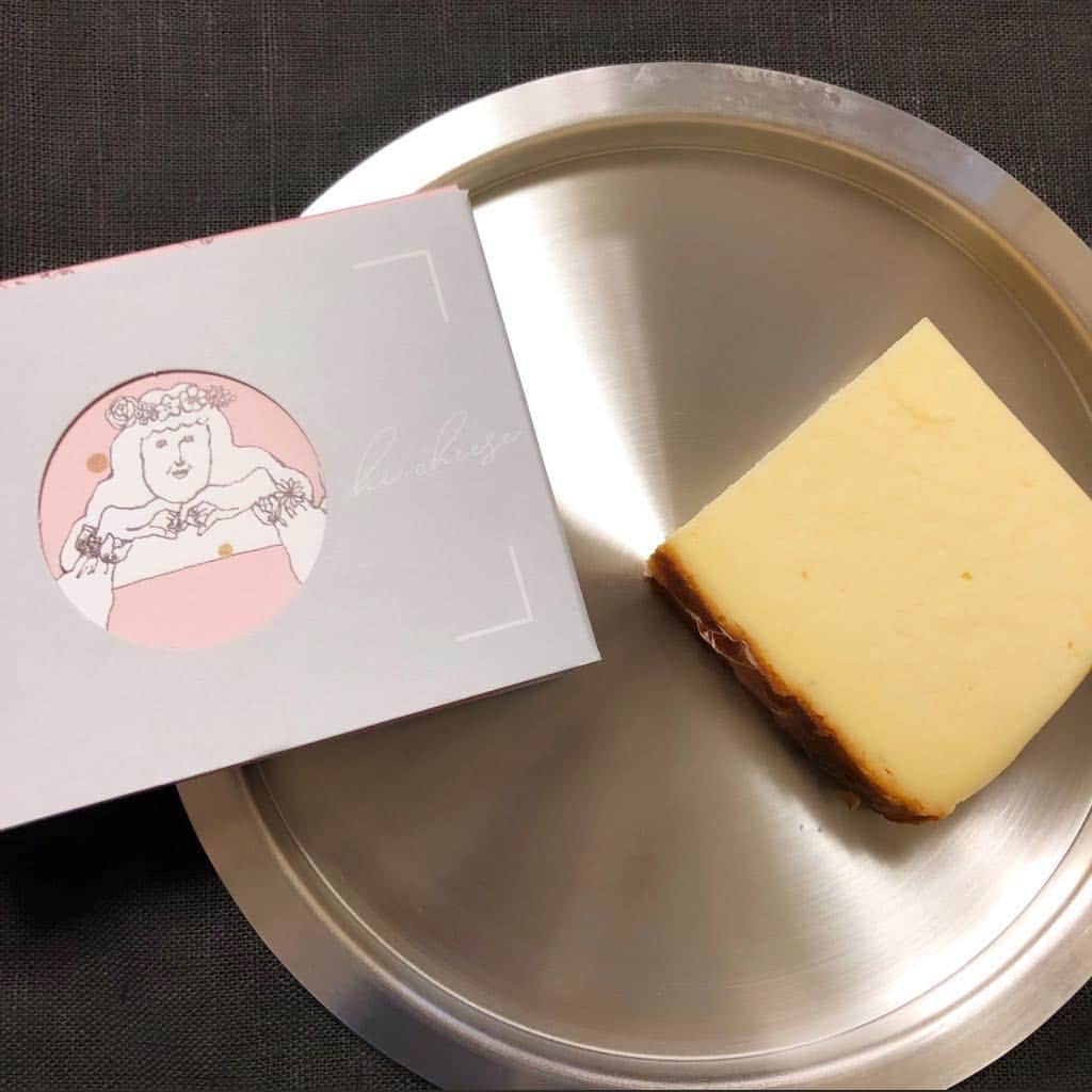 外村久美子さんのインスタグラム写真 - (外村久美子Instagram)「🧀 @hi_cheese1100  差し入れに貰った、チーズケーキが美味しくてびっくりした🤭❤️ 家族みんなでつんつく🤤みんなでハマる🤤  #cheesecake#instafood #hi_cheese1100  @patisserie_natura」4月17日 10時02分 - kummy153