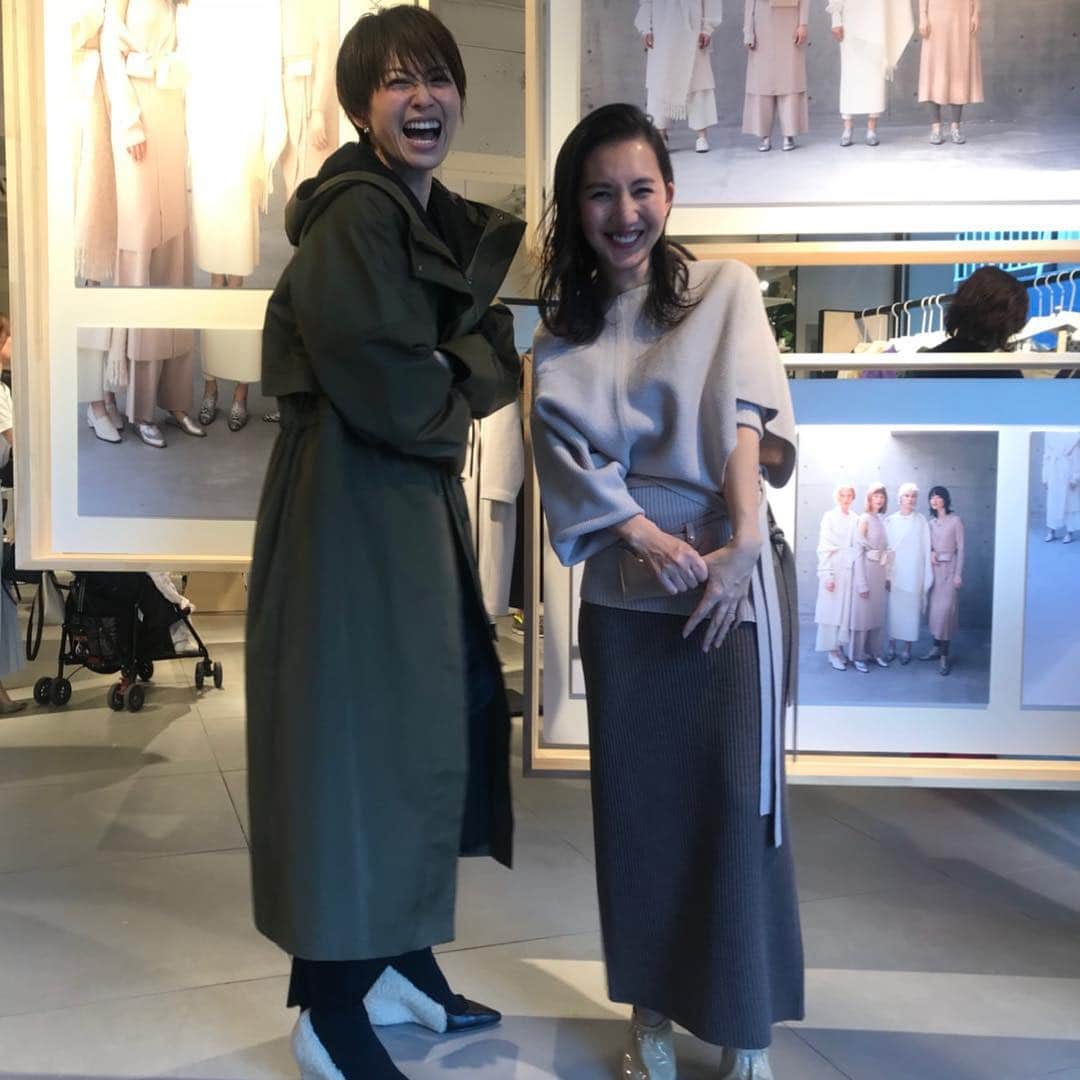 畑野ひろ子のインスタグラム：「仕事帰りに、@elendeek の展示会へお邪魔しました。今回はブラックアイテムが気になりました。 久しぶりに会えた@yukawatanabe_hanabo」