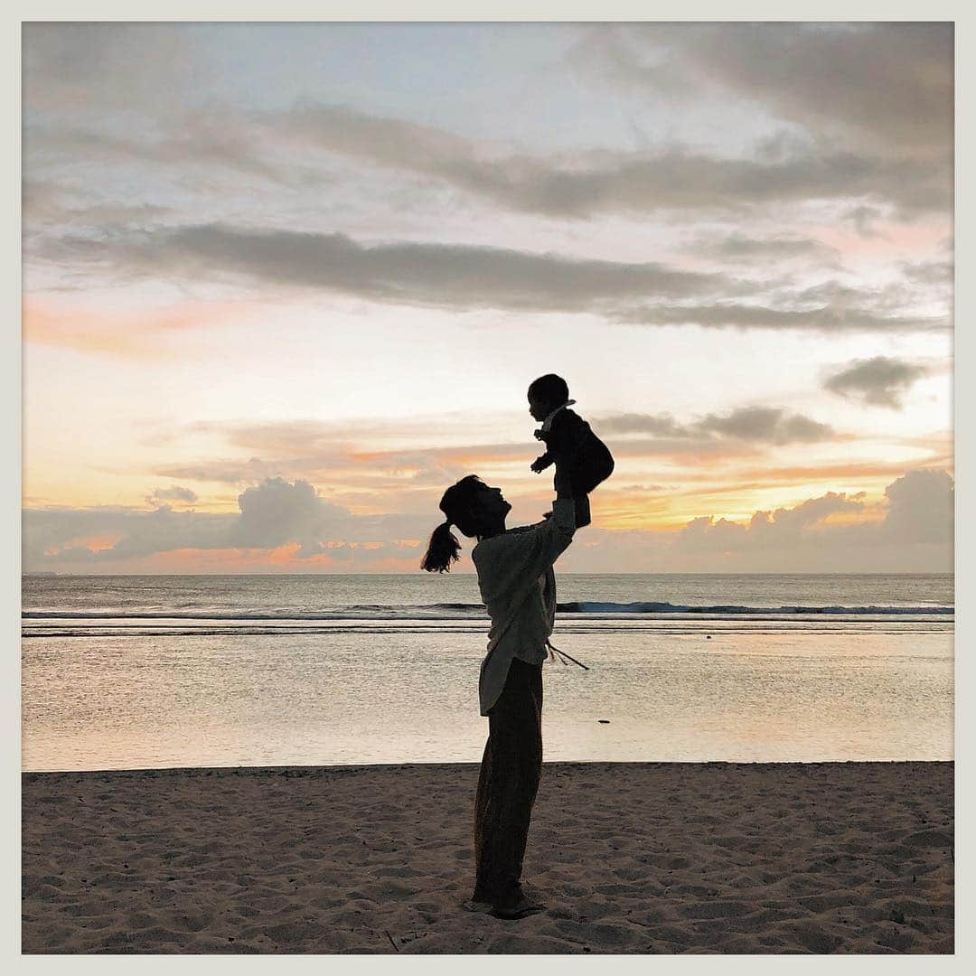 EMILY/BLUEさんのインスタグラム写真 - (EMILY/BLUEInstagram)「Dinner前に Hotelの前のビーチでお散歩🌴 #guam #trip #baby #outfit #smile #ootd #family #mamagirl #instafashion #hotelnikkoguam  #premierhotelgroup #カジュアルコーデ #ママコーデ #ママファッション #ファッション #コーディネート #グアム #ママリ #赤ちゃん #赤ちゃんのいる生活 #9ヶ月 #旅 #旅行 #ホテルニッコーグアム #プレミアホテルグループ #タビジョ」4月17日 10時11分 - emilybluejewelry0220