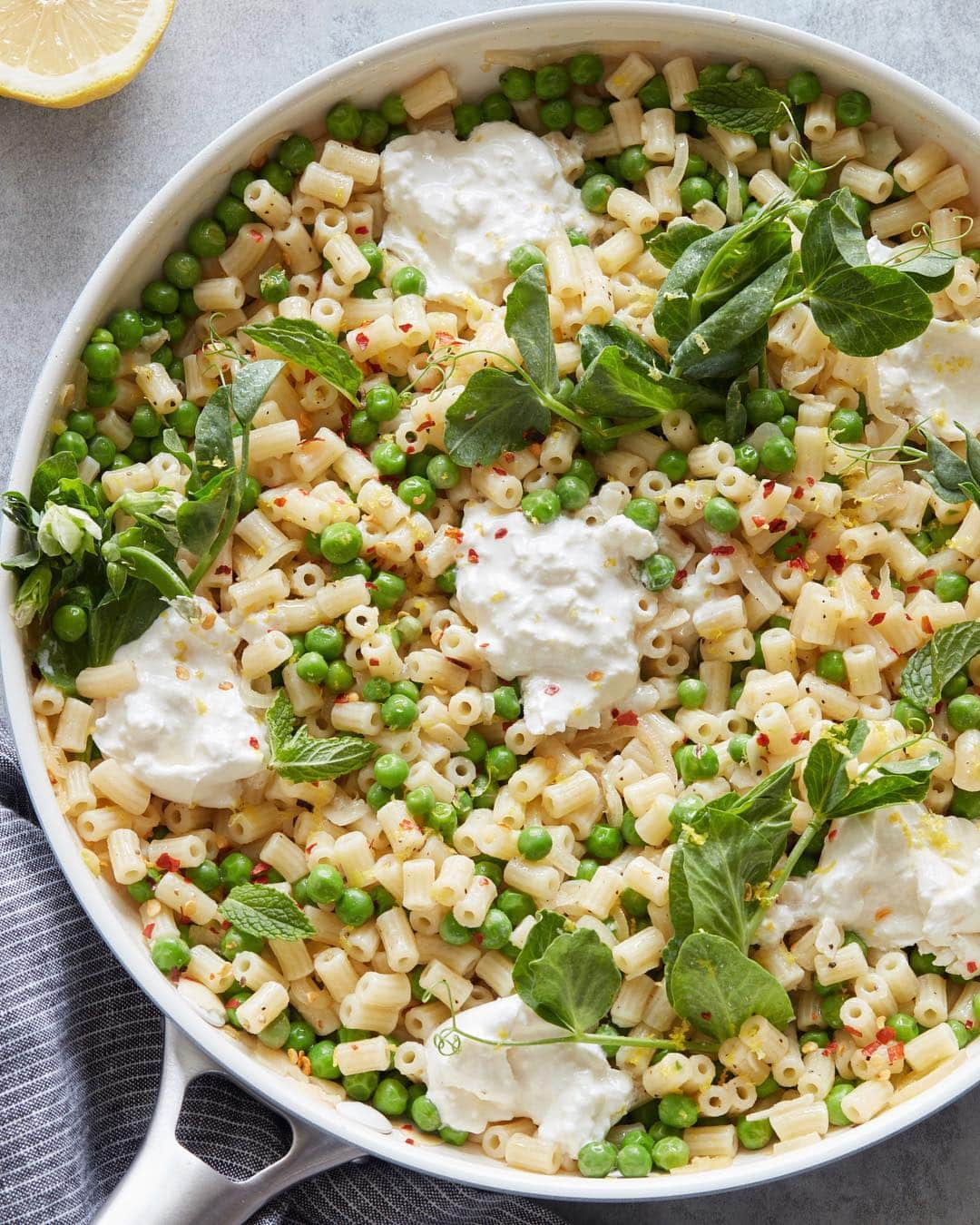 Gaby Dalkinさんのインスタグラム写真 - (Gaby DalkinInstagram)「On the menu tonight: Spring Pasta with Burrata + Peas + Mint! Plus a garlic olive oil situation that you’ll love. Dinner in 20 mins or less... you’re welcome 💚」4月17日 10時11分 - whatsgabycookin