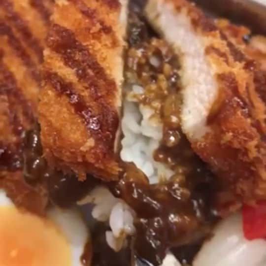 のインスタグラム：「今日のランチはお決まりですか？ちょっとゆるみ気味の水曜日、ロースカツカレーで気分をもりあげましょう🔥 🦍 🦍 🦍 . . . #ゴーゴーカレー #curry #金沢グルメ  #金沢駅 #東京グルメ  #スポーツ #gogocurry #カレー #カレーを華麗にいただきます  #日本 #japan #金沢カレー #金沢 #キャベツ　 #カレー部 #カツカレー #カレー大好き  #foodstagram #おいしい #カツカレー  #japanesefood #やる気 　#ライスバーガー #ロースカツ」