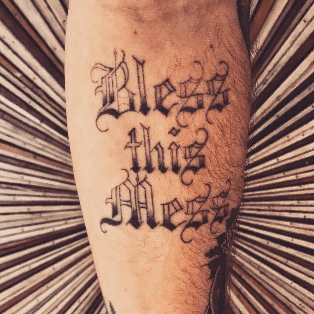 レイク・ベルさんのインスタグラム写真 - (レイク・ベルInstagram)「In honor of tonight’s premiere, I got a tattoo. And grew an extraordinary amount of arm hair.  BLESS THIS MESS AIRS NOW! 🐄🐄🐄 😜😜😜 😉 @colindevinmoore」4月17日 10時18分 - lakebell