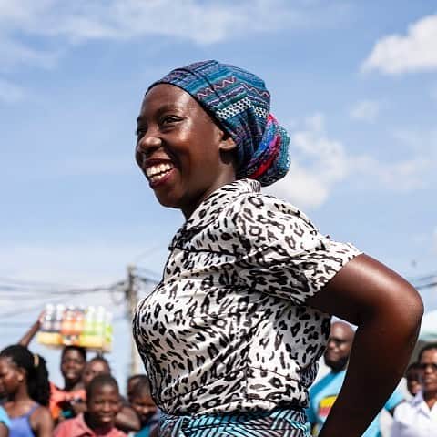 国境なき医師団さんのインスタグラム写真 - (国境なき医師団Instagram)「彼女は、路上で劇を披露したグループのメンバー。劇を見てくれた地域の人たちの歓声に、自然と頬がゆるみます。 .  3月上旬にアフリカ南部を直撃したサイクロン・イダイ。この地域も大きな被害を受けました。追い討ちをかけたのが、コレラの発生。集団感染を防ぐため、コレラをテーマにした劇で、国境なき医師団（MSF）と共に予防対策などを知ってもらおうことにしました。 .  なるべく多くの人に見て欲しいと、人の多い場所で上演しました。彼らの劇はとても面白かったようで、啓発のメッセージだけでなく、人びとに笑顔も届けることができました。 ----------------- モザンビークについての活動ニュースは公式サイトから。プロフィールのURLリンクからどうぞ→@msf_japan . ----------------- Photo © Pablo Garrigos/MSF  #国境なき医師団 #MSF #モザンビーク #サイクロン #イダイ #被災者 #支援 #コレラ #劇 #啓発 #活動 #健康 #予防 #photooftheday #写真部 #写真好きな人と繋がりたい」4月17日 10時42分 - msf_japan