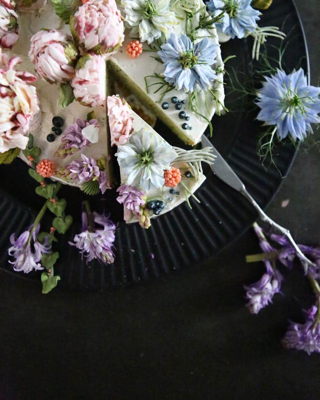 청담 수케이크 (atelier soo)さんのインスタグラム写真 - (청담 수케이크 (atelier soo)Instagram)「ㅡ earl grey buttercream cake ☕️ ㅡ #flower #cake #flowercake #partycake #buttercreamcake #wiltoncake #designcake #soocake  www.soocake.com vkscl_energy@naver.com」4月17日 10時37分 - soocake_ully