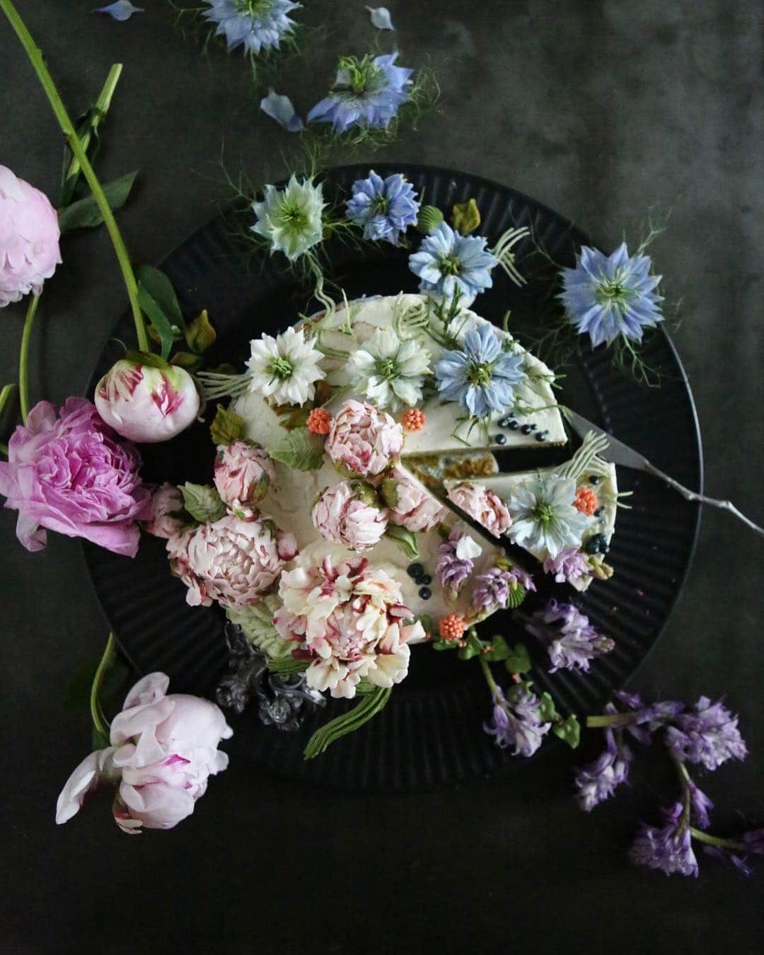 청담 수케이크 (atelier soo)さんのインスタグラム写真 - (청담 수케이크 (atelier soo)Instagram)「ㅡ earl grey buttercream cake ☕️ ㅡ #flower #cake #flowercake #partycake #buttercreamcake #wiltoncake #designcake #soocake  www.soocake.com vkscl_energy@naver.com」4月17日 10時37分 - soocake_ully