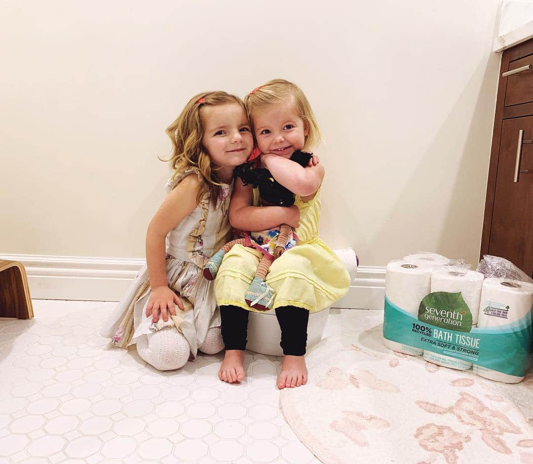 ジェシカ・シーバさんのインスタグラム写真 - (ジェシカ・シーバInstagram)「This Potty Training Team involves sister/life coaches and baby companions. We're super conscious about our family's ecological footprint, so switching to @seventhgeneration's 100% recycled toilet paper from the regular virgin kind was easy and seamless. Saving trees and taking names! #SaveATreeSwapTP #sponsored」4月17日 10時43分 - mommasgonecity