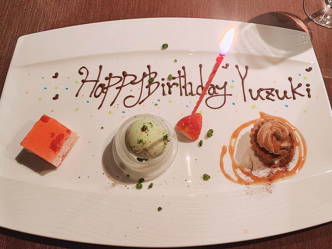 秋山ゆずきのインスタグラム：「. . 帰ってきてやっとケーキ食べた🎂 やっぱりお誕生日はケーキだね🥺 . 我が家の定番はケーキと ケンタッキーとお寿司だった🍣 . Xmasも誕生日もすき！ . 26歳だなんて早すぎ！ 4/20 イベント お待ちしてます💫 . 日時：4月20日(土) 場所：Future SEVEN 時間：OPEN 12:30/START 13:00 チケット代金：前売り 1500円　当日 2000円 ご予約はこちらから ※チケット予約：3/30(土) 14:00開始 https://tiget.net/events/52708 . . 今年は誕生日イベント 出来ないかもと思ってたので 嬉しい︎☺︎ .」