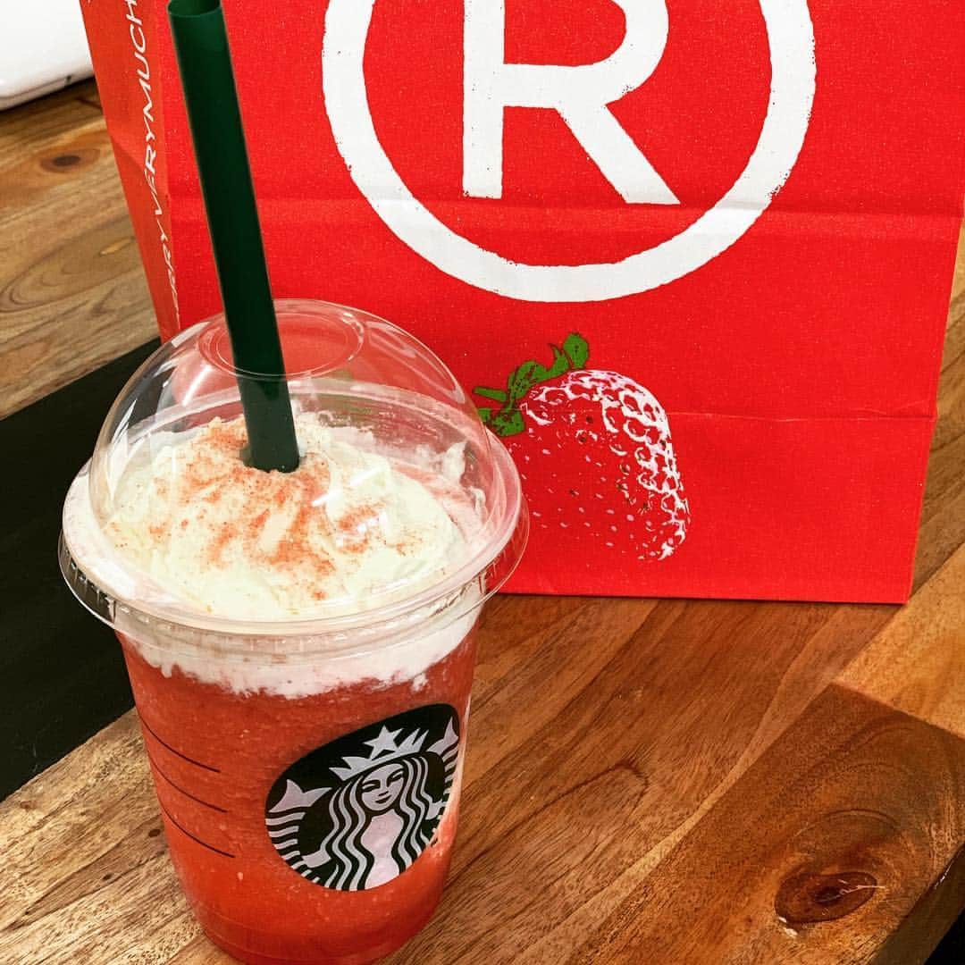 渚のインスタグラム：「イチゴ狩り行きたいなぁ…！ #starbucks #strawberry #cafe」