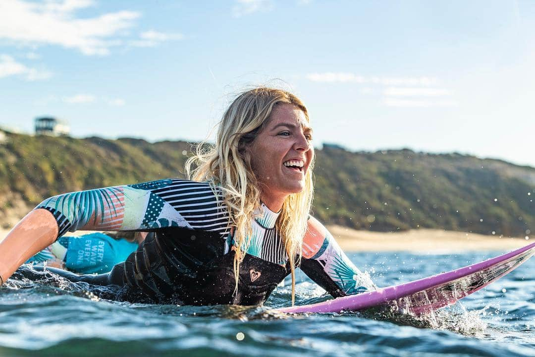 ステファニー・ギルモアさんのインスタグラム写真 - (ステファニー・ギルモアInstagram)「I remember how excited I was for the @wsl tour to come to my home town so I could wag school and see the pros IRL. It’s so important for us as leaders of the sport to come and spend the morning with these young girls! Who knows maybe I’ll inspire them to wag school and win the whole comp just like I did as a grom (jkjk ask your parents 😉) loving the #RisingTides initiative, and I think the girls are pretty stoked too - #EveryWave #BellsBeachPro thanks @jessmileydyer for running the show!」4月17日 10時52分 - stephaniegilmore