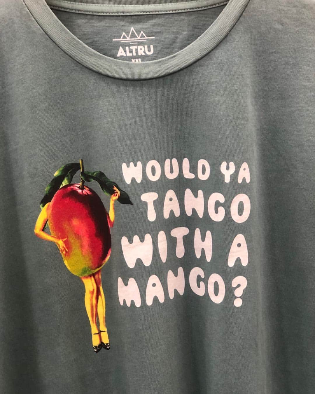 のインスタグラム：「Would you dance with a mango?」