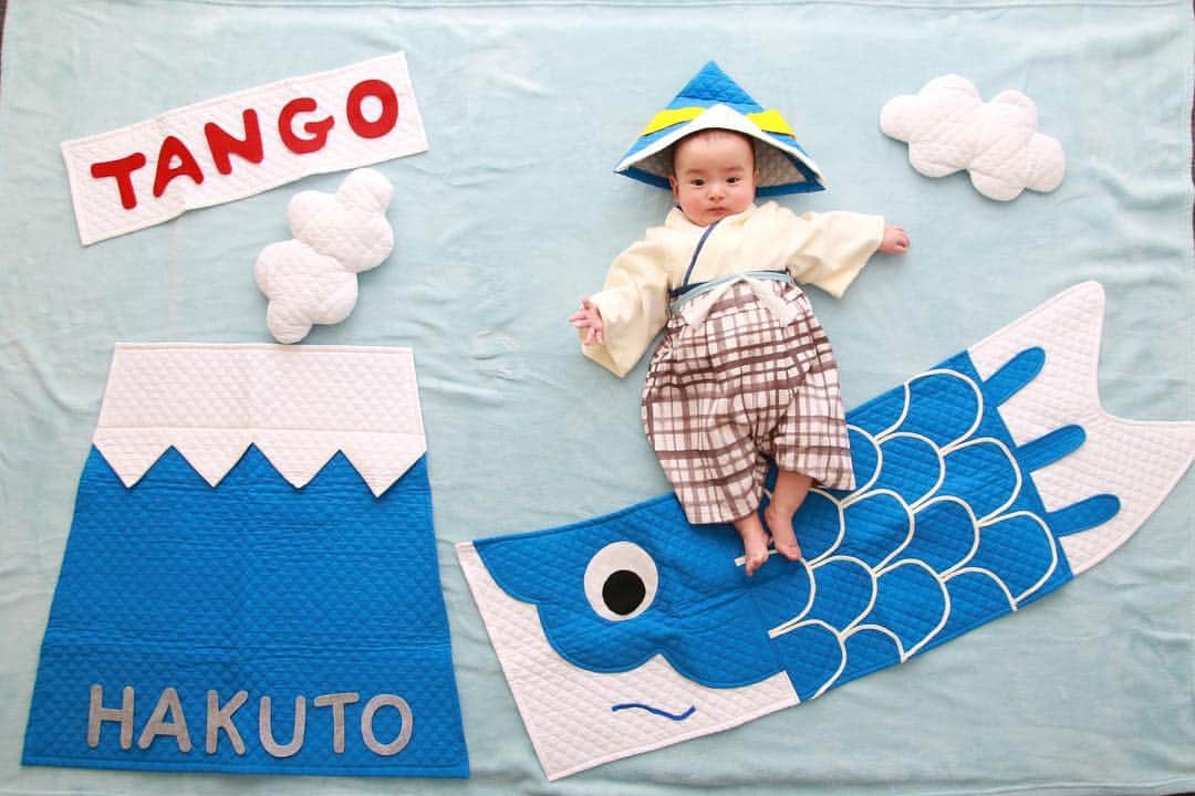 子供衣装レンタル専門店コハレさんのインスタグラム写真 - (子供衣装レンタル専門店コハレInstagram)「こんにちは＼(^o^)／ . ベビーアートレンタル専門店コハレです☆ . いつもいいねありがとうございます🌈 . . 連日ご予約いただいております！ . #ベビーアート  鯉のぼり🎏&＃ベビーアート こどもの日🎏 . . 5月5日は　　端午の節句🎏 . 初節句を迎えられるベビーも多いかと思います(*´ω｀*) . 端午の節句に鯉のぼりを飾る理由は🎏☁☁ . 鯉が滝を登り竜になるように、強く❕逞しく❕立派に❕成長してほしいという願いを込めて飾るのだそう(｀・ω・´) . 赤ちゃん期の可愛い表情やしぐさ#ベビーアート　で残しませんか(*˘︶˘*).｡.:*♡ . #コハレ　#ベビーアート　こどもの日&鯉のぼりは 鯉のぼりにまたがったり、兜をかぶったりして💗ハイチーズ📷✨ . 鯉のぼり→男児袴ロンパース こどもの日→女児袴ロンパース がそれぞれセットです⭐️ . 今年も大好評！！！ . 人気商品のため💦 四月下旬〜は埋まってきています（；゜０゜） . 希望日時がお決まりの場合はお問い合わせくださいね♡ . . スタジオで撮影するより気軽🎵 . コンテナ1つで届くから広げて撮影するだけ　簡単✨ . いつものお家で近くに大好きなママがいるからベビーもニコニコご機嫌💞 . 何枚でも撮り直しもできて、ママもHAPPY🍀 . おじいちゃんやおばあちゃんにプレゼントも(•ө•)♡ . . ⚠︎画像は無断で使わないでください⚠︎ . . . #ベビーアート #コハレ #cohare #コハレキカク #寝相アート #ハーフバースデー #6ヶ月 #赤ちゃん #赤ちゃんのいる暮らし #ベビー #ベビーフォト #ベビーアートレンタル #離乳食初期 #男の子ママ #女の子ママ #新米ママ #男の子ベビー #女の子ベビー #モデル撮影 #明石市 #こんにちは赤ちゃん」4月17日 10時56分 - cohare_r