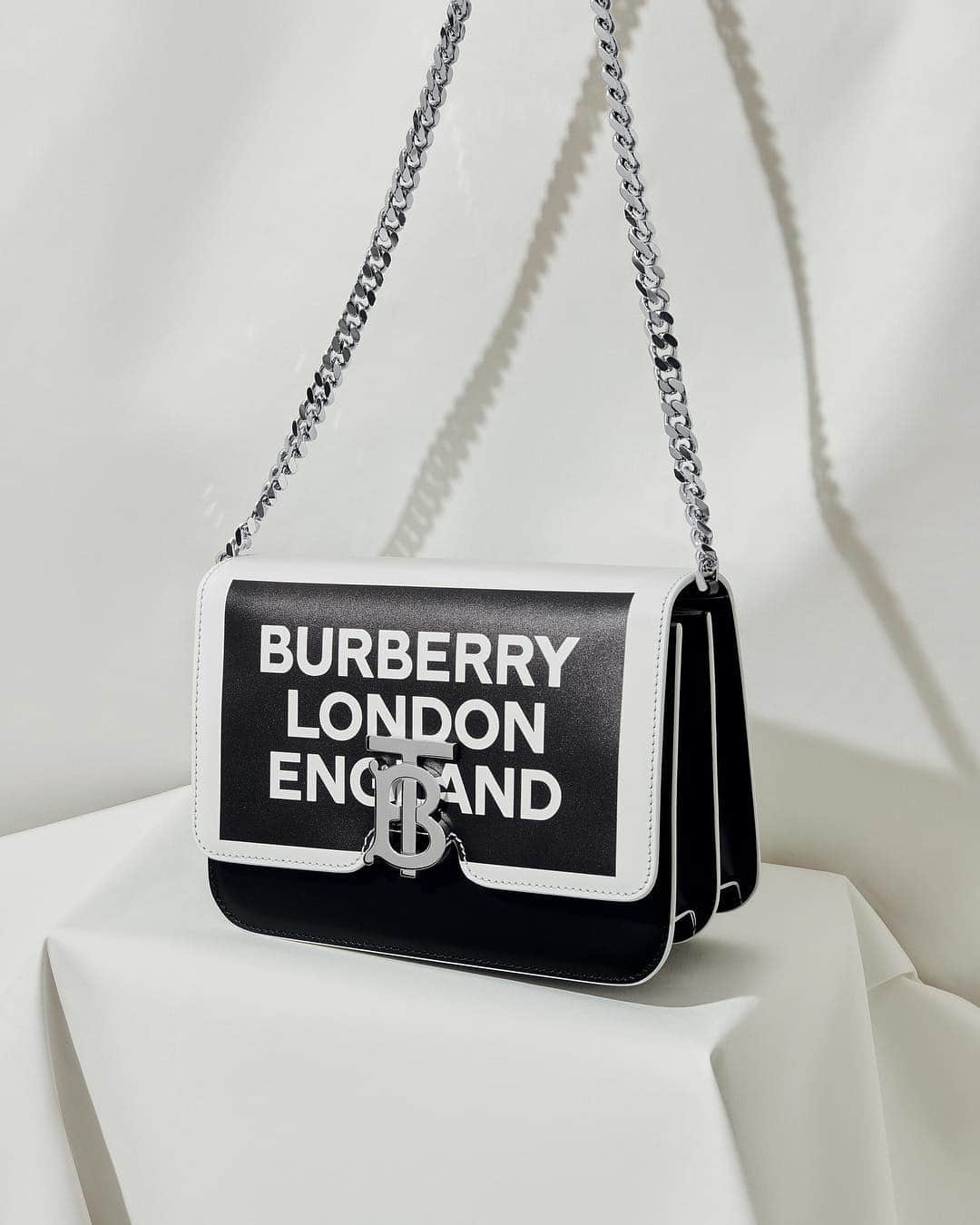 barneysnyofficialさんのインスタグラム写真 - (barneysnyofficialInstagram)「The @burberry TB bag finds the perfect balance between modernity and tradition. Shop the brand’s latest collection in-store and online now.  Photographed by: @hippopigemous」4月17日 11時01分 - barneysny