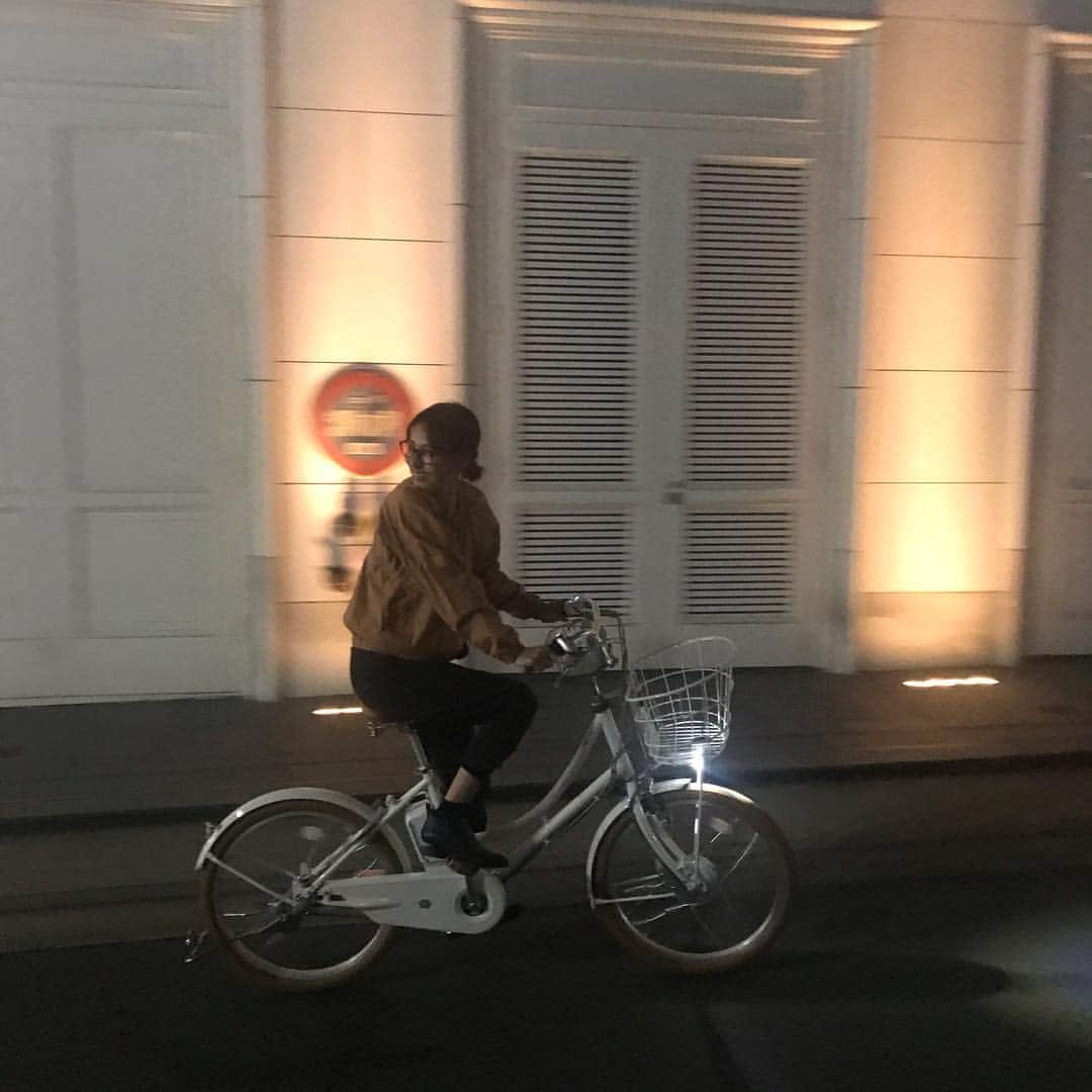 小泉里子さんのインスタグラム写真 - (小泉里子Instagram)「最近自転車乗ってます。 (昼間も乗ってますw) 昔はよく乗ってたけどしばらく乗らなくなって、でもここ最近また復活！今回はなんと電動自転車！ ジムに行ったり、ご飯食べに行ったり。 電動ってすごいね、どこまでも行けそう。 前の大きなバスケットにジム用品(ミットとグローブ🥊最近やり始めたキックボクシング) 余裕で入っちゃう。それに小さいバスケットもあって便利なマイ自転車です(^^) #イルミオ #イルミオライフ #ブリヂストンサイクル #マジックバイク #storymag」4月17日 11時04分 - satokokoizum1