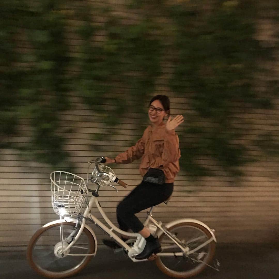 小泉里子さんのインスタグラム写真 - (小泉里子Instagram)「最近自転車乗ってます。 (昼間も乗ってますw) 昔はよく乗ってたけどしばらく乗らなくなって、でもここ最近また復活！今回はなんと電動自転車！ ジムに行ったり、ご飯食べに行ったり。 電動ってすごいね、どこまでも行けそう。 前の大きなバスケットにジム用品(ミットとグローブ🥊最近やり始めたキックボクシング) 余裕で入っちゃう。それに小さいバスケットもあって便利なマイ自転車です(^^) #イルミオ #イルミオライフ #ブリヂストンサイクル #マジックバイク #storymag」4月17日 11時04分 - satokokoizum1