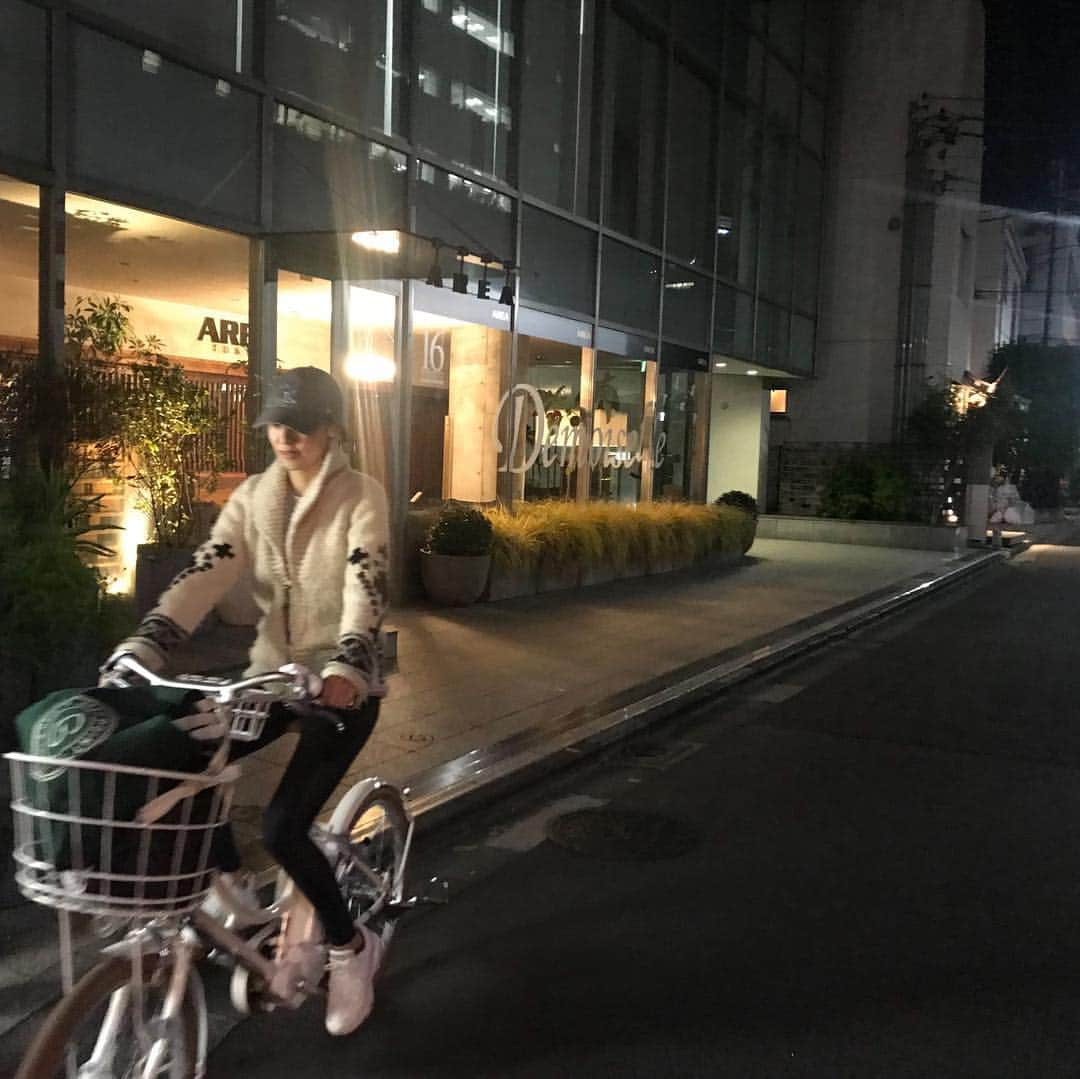 小泉里子さんのインスタグラム写真 - (小泉里子Instagram)「最近自転車乗ってます。 (昼間も乗ってますw) 昔はよく乗ってたけどしばらく乗らなくなって、でもここ最近また復活！今回はなんと電動自転車！ ジムに行ったり、ご飯食べに行ったり。 電動ってすごいね、どこまでも行けそう。 前の大きなバスケットにジム用品(ミットとグローブ🥊最近やり始めたキックボクシング) 余裕で入っちゃう。それに小さいバスケットもあって便利なマイ自転車です(^^) #イルミオ #イルミオライフ #ブリヂストンサイクル #マジックバイク #storymag」4月17日 11時04分 - satokokoizum1