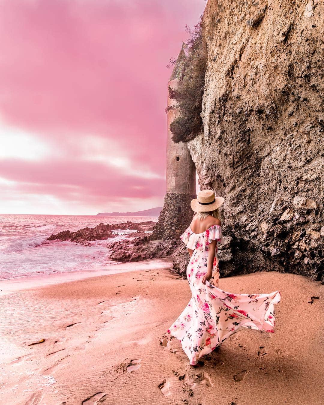 リズ・チェルカソワのインスタグラム：「I’ve never been much of a risk taker or an adrenaline junkie. You’ll never catch me on a sunrise hot air balloon ride over Morocco or Napa Valley because my life is worth more to me than a pretty view and an epic Instagram story. Plus I legitimately find Space Mountain at Disneyland to be the scariest roller coaster in the world, so there’s no way you’re getting me to hurl myself through the sky in a balloon. It’s kind of funny that I ended up in this content creator / influencer career. It has definitely been the biggest risk of my life thus far, and I was once talked into a helicopter ride during a snow storm in Alaska.」