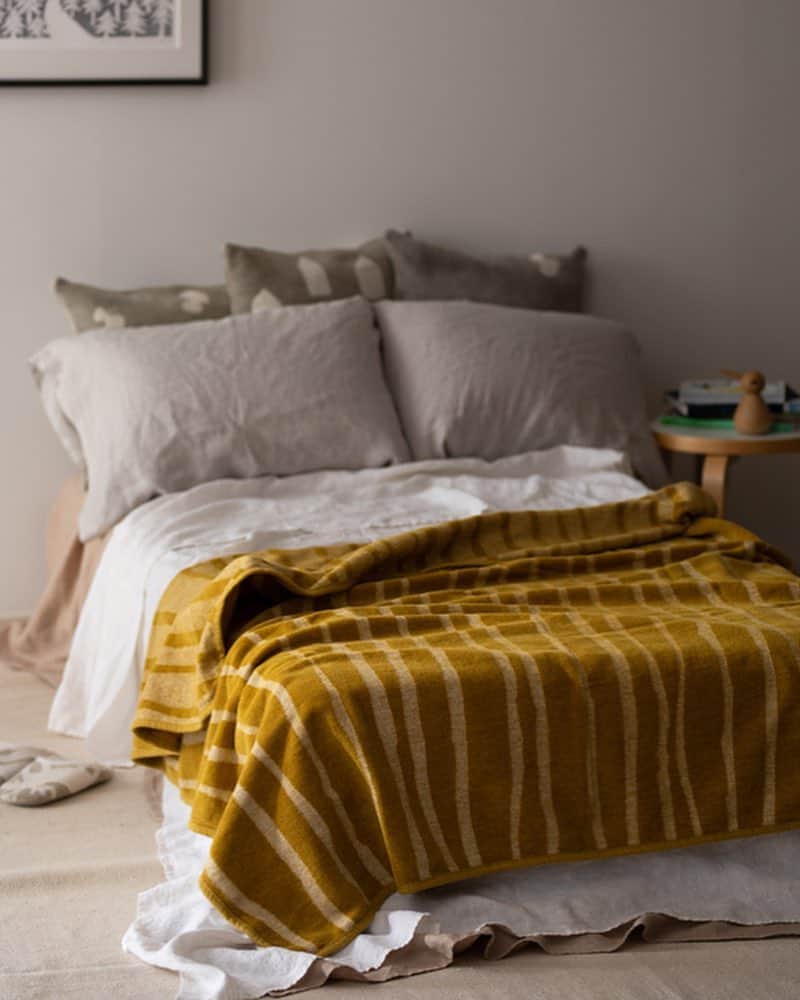 ecomfort（エコンフォート）さんのインスタグラム写真 - (ecomfort（エコンフォート）Instagram)「【KLIPPANのブランケット】タオルケットからブランケットへ 春のあたたかさも定着し、そろそろ寝具も衣替えする頃ですね。 皆さまはどんな寝具を使われていますか？ 軽い毛布だけでは少し肌寒いかな、というこの季節、KLIPPAN新作のライトシュニールコットンブランケットがおススメです！ タオルケットほど薄くないので、特有のクタクタ感がなく、ベッドメイキングが楽！そして今の時期から使い始めて、夏の季節までずっと使えます。 現在、バンブーというデザインで、3色展開しています。 ぜひ、お近くのKLIPPAN取扱店舗で実際に触ってみてください。 今年の寝具は、タオルケットからブランケットへ。 #ecomfortHouse#klippan #クリッパン #寝具#毛布#綿毛布#140周年#ソファカバー#ナチュラル#スウェーデン#北欧 #北欧インテリア #北欧デザイン #北欧雑貨  #自然な暮らし#エコ#オーガニックコットン#ブランケット#ミナ#ミナ ペルホネン#掛け布団#一人暮らし部屋#minaperhonen」4月17日 11時11分 - ecomfort_eoct