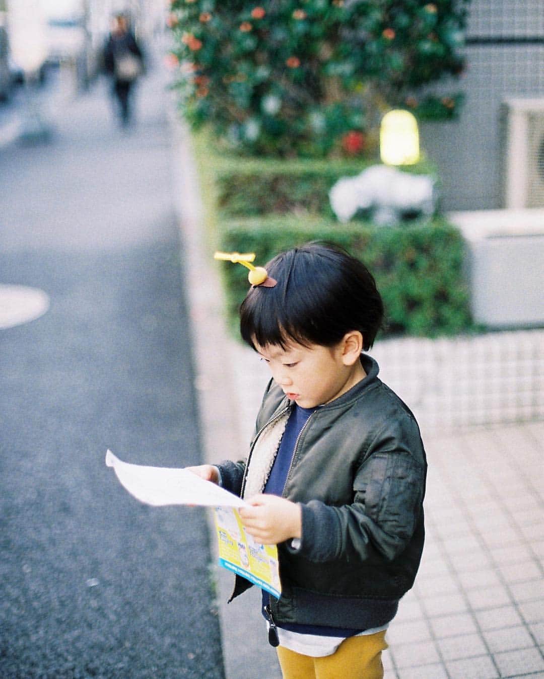 花盛友里のインスタグラム：「頭にタケコプター付けて地図を熱心に見る息子。 4歳最高に可愛い。」