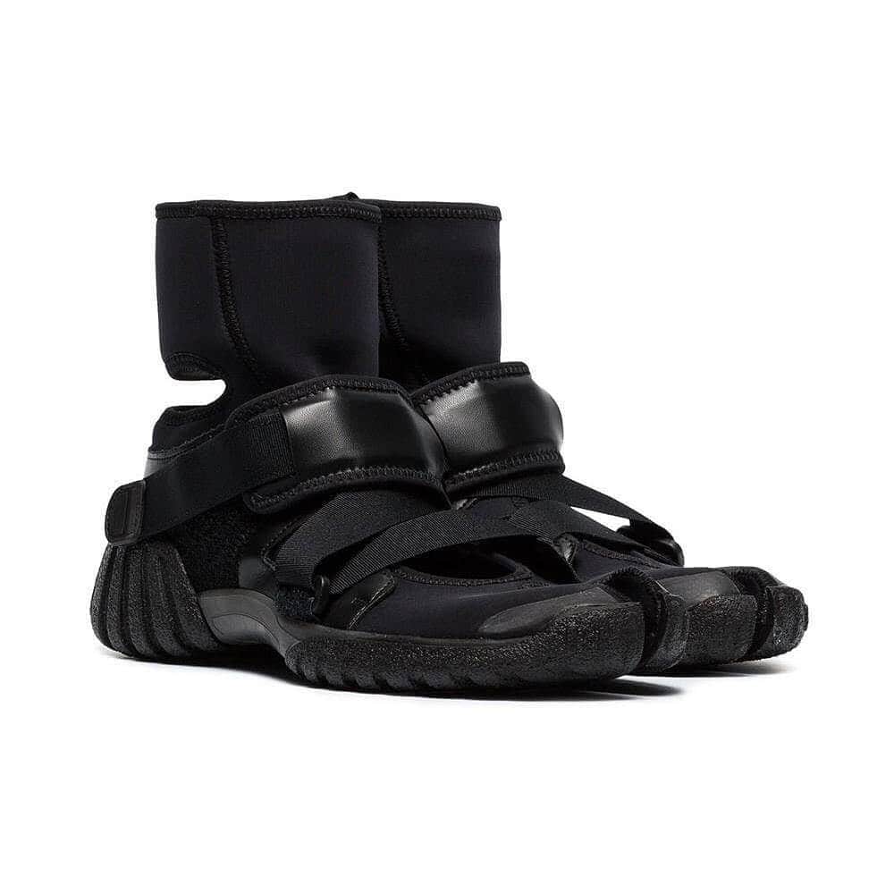 HYPEBEASTさんのインスタグラム写真 - (HYPEBEASTInstagram)「@hypebeastkicks: @maisonmargiela has gone full sport functional with its Tabi Medic Strap Leather sneakers. The iconic footwear silhouette has been constructed of black rubber, neoprene and leather elements for a rugged design, while an elaborate velcro strap fastening finishes off the look. It’s available now at @brownsfashion for $765 USD. Photo: Browns」4月17日 11時25分 - hypebeast