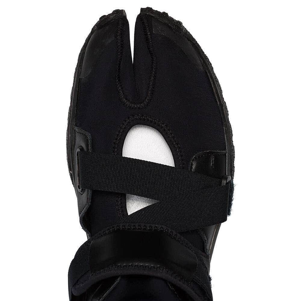 HYPEBEASTさんのインスタグラム写真 - (HYPEBEASTInstagram)「@hypebeastkicks: @maisonmargiela has gone full sport functional with its Tabi Medic Strap Leather sneakers. The iconic footwear silhouette has been constructed of black rubber, neoprene and leather elements for a rugged design, while an elaborate velcro strap fastening finishes off the look. It’s available now at @brownsfashion for $765 USD. Photo: Browns」4月17日 11時25分 - hypebeast