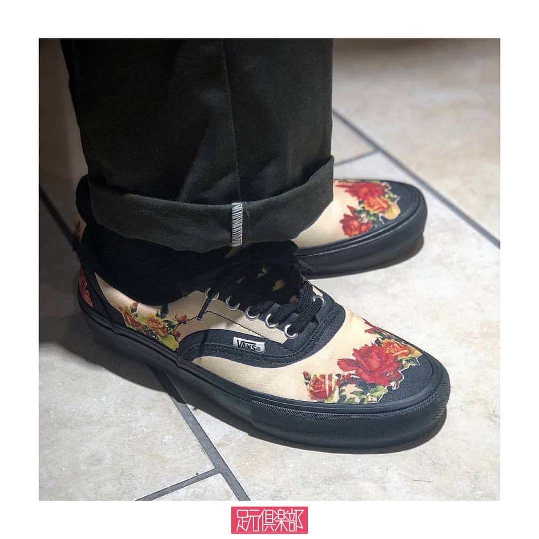 のインスタグラム：「「VANS」のアイコニックモデル[ERA]をベースに、「SUPREME」とファション業界のトップデザイナー「JEAN PAUL GAULTIER」が独創的なデザインセンスを小さなキャンバスへと閉じ込めた。アート色を醸し出すフローラルパターンをモダンカラーのアッパーに落とし込んだ芸術的逸足。 . (@shark___masa )さんの足元倶楽部 . ブランド : SUPREME × JEAN PAUL GAULTIER × VANS モデル : ERA PRO . ▼今すぐフォローして最新情報をチェックしよう！ 【VANS 公式アカウント】 ⇒#@vansjapan . 【JEAN PAUL GAULTIER 公式アカウント】 ⇒#@jpgaultierofficial . 【SUPREME 公式アカウント】 ⇒#@supremenewyork . #vans #supreme #jpgaultier #era#chukka #バンズ #シュプリーム #足元倶楽部#足元クラブ #足元くら部 #足元#あしもと倶楽部 #スニーカー #スニーカーコーデ #スニーカー同好会 #キックス #靴 #コーディネート #スナップ #ファッションスナップ #ストリートスナップ #お気に入りの一足 #今日の逸足 #逸足 #운동화 #kicks #newkicks」