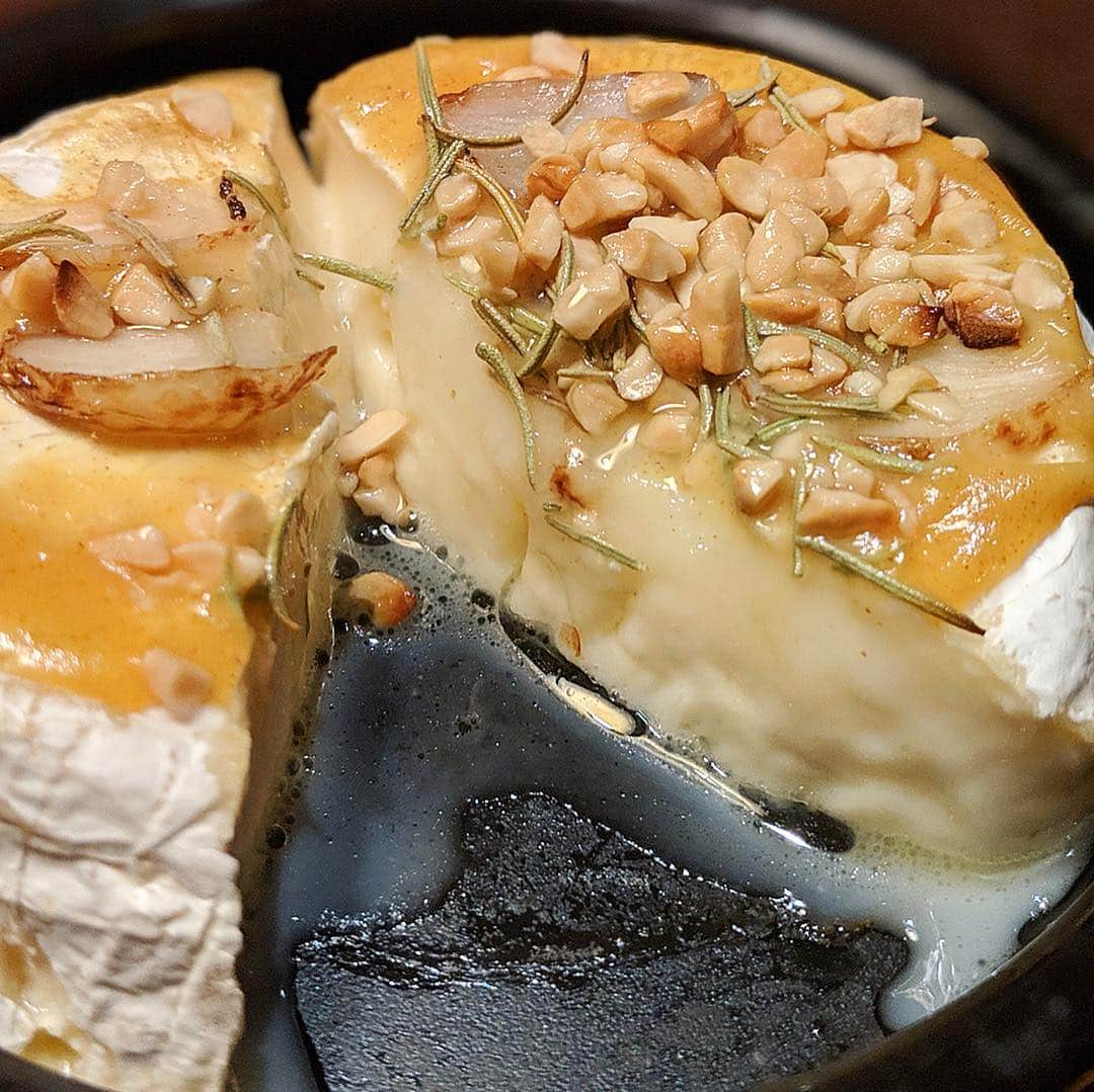 のインスタグラム：「丸ごとカマンベールノティ🤤🧀 ハーブマスタードとガーリックで焼いたもの✨ とろっとしつつも程よく食感が残っててお酒が進む☺️🍷 ・ 赤坂見附『Meet Meats 5BAL』 他にもいろんな部位の牛肉がg単位であったり 肉巻き串は1口サイズで食べやすく、野菜もとれて🙆‍♀️🥦 ・ #meetmeats5バル #5bal #bal #バル #pixelで撮影  #めぐログ_赤坂見附 #赤坂見附グルメ #googlepixel  #カマンベールチーズ #チーズ #cheese」