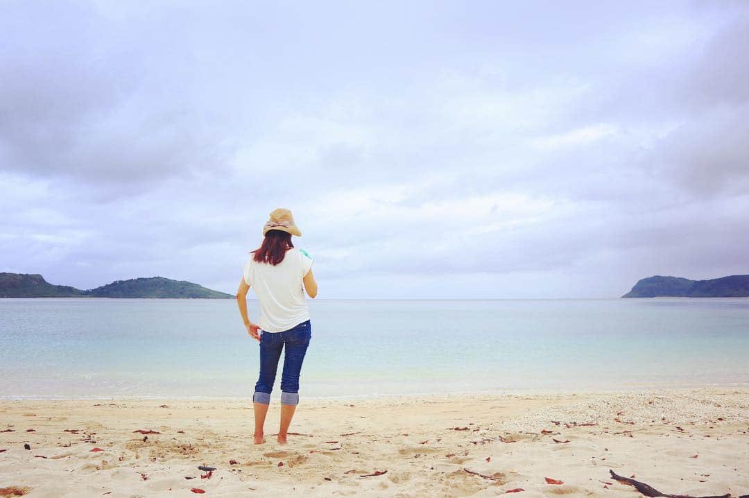 小林希さんのインスタグラム写真 - (小林希Instagram)「おもったけど 絵画みたいな、 儚げな、 淡い、 すこしきげんがわるそうな、 曇りの海が けっこう好きかも、なー。  #journey #viaje #voyage #travel #japan #旅 #旅女 #トラベル#島#島旅#週末島旅#island #japan#離島#旅好きな人と繋がりたい#八重山諸島#石垣島#ishigaki #西表島#船浮#iriomote#funauki」4月17日 11時31分 - nozokoneko